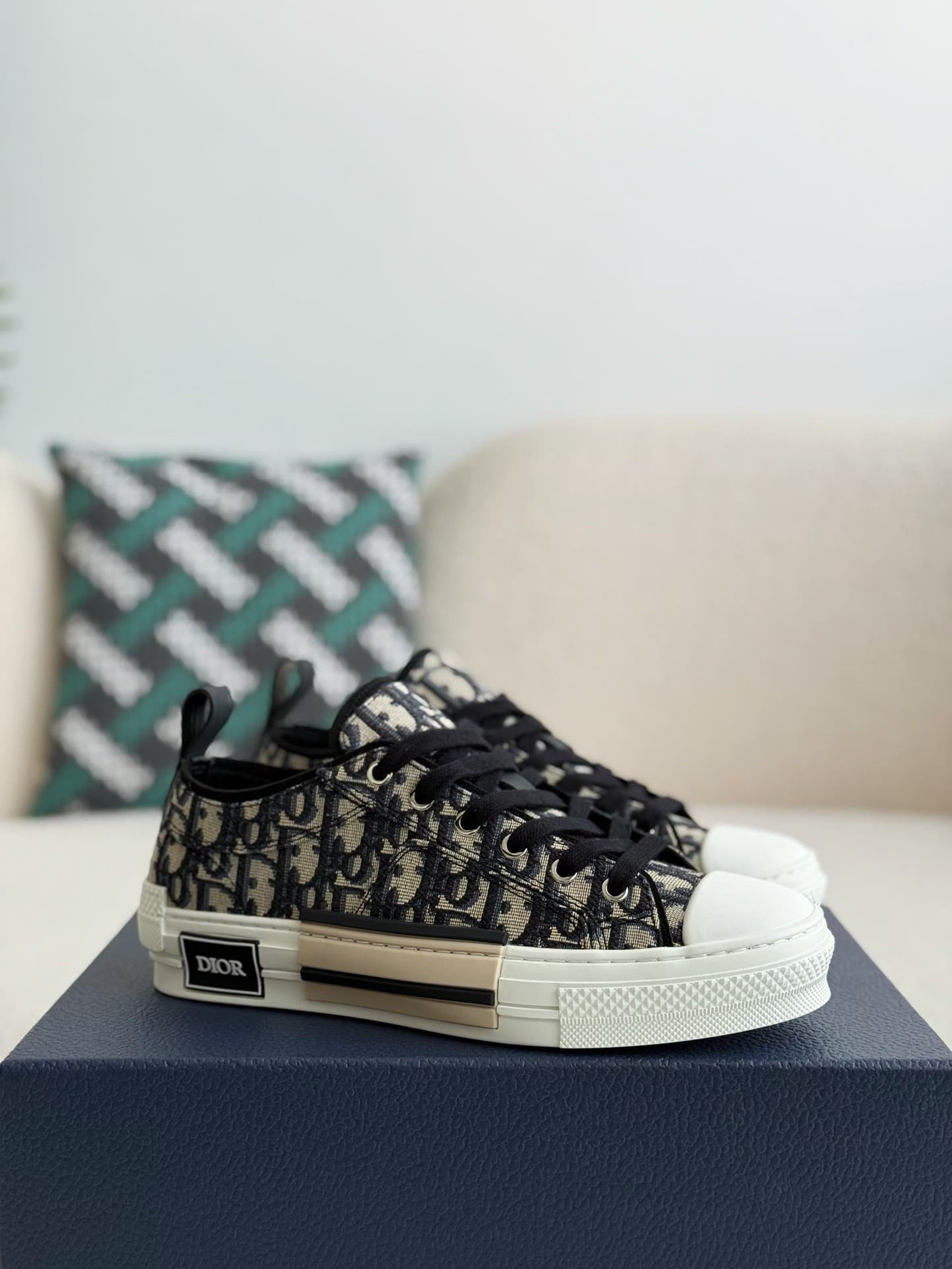 DR B23 logo print low top sneakers