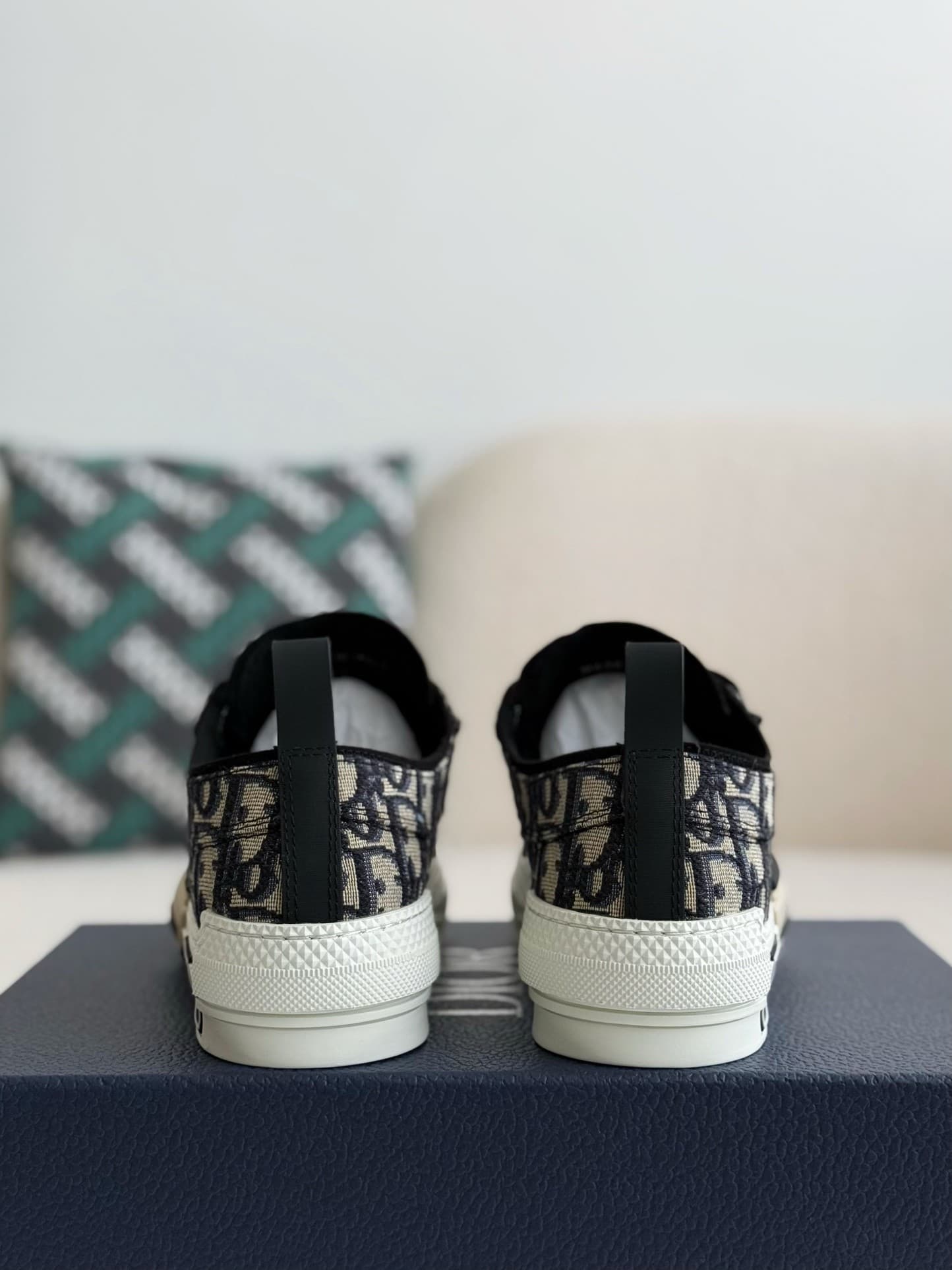 DR B23 logo print low top sneakers