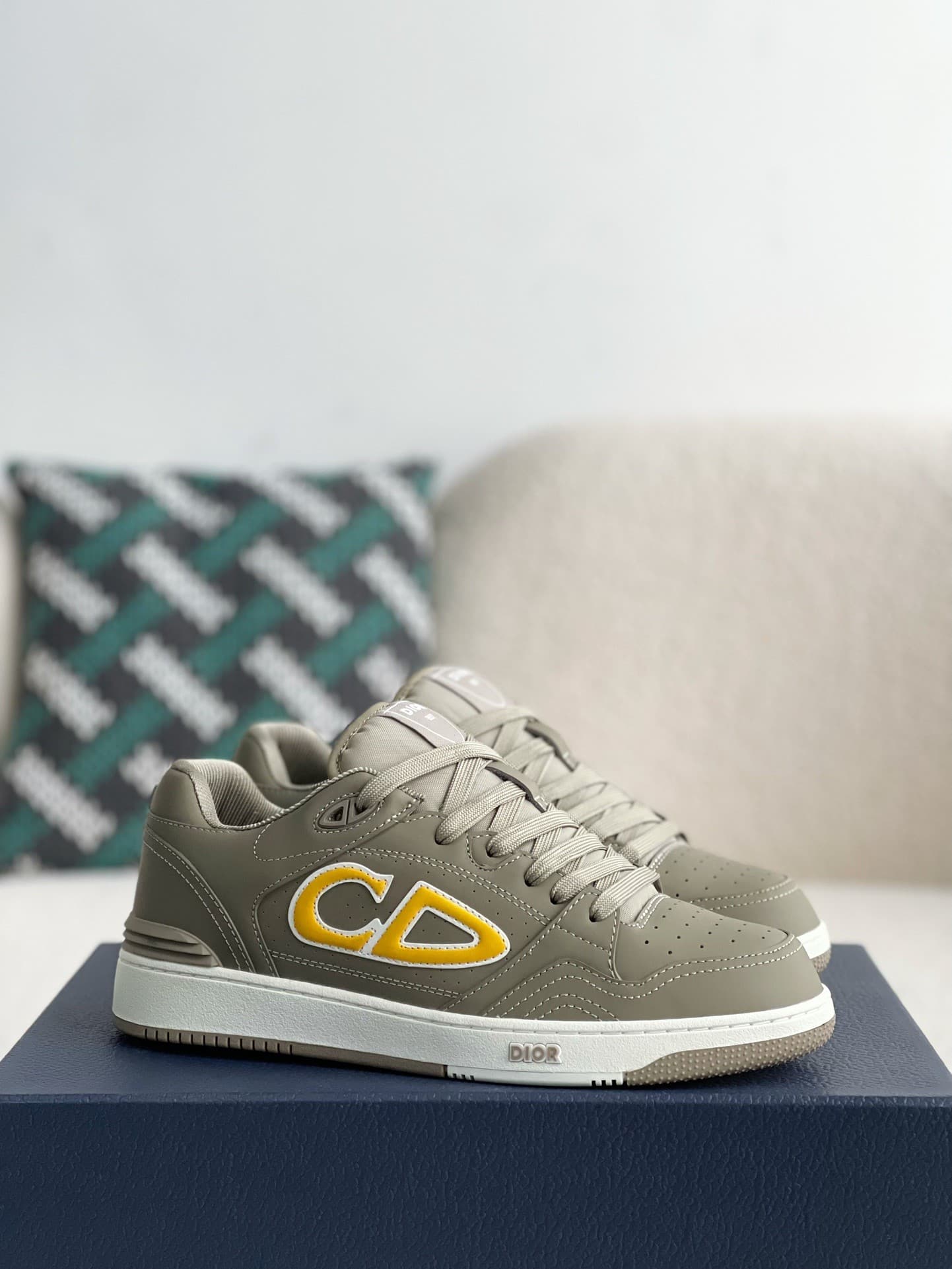 DR B57 Sneakers