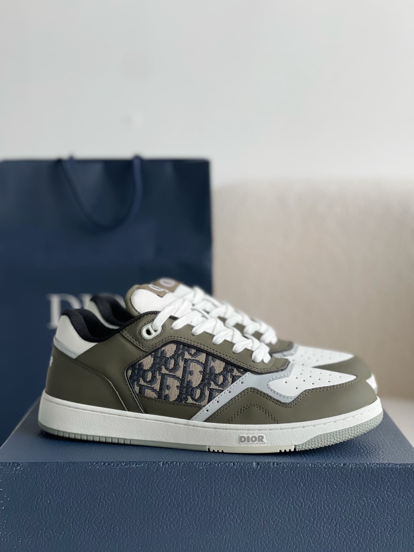 DR B27 Oblique Sneakers