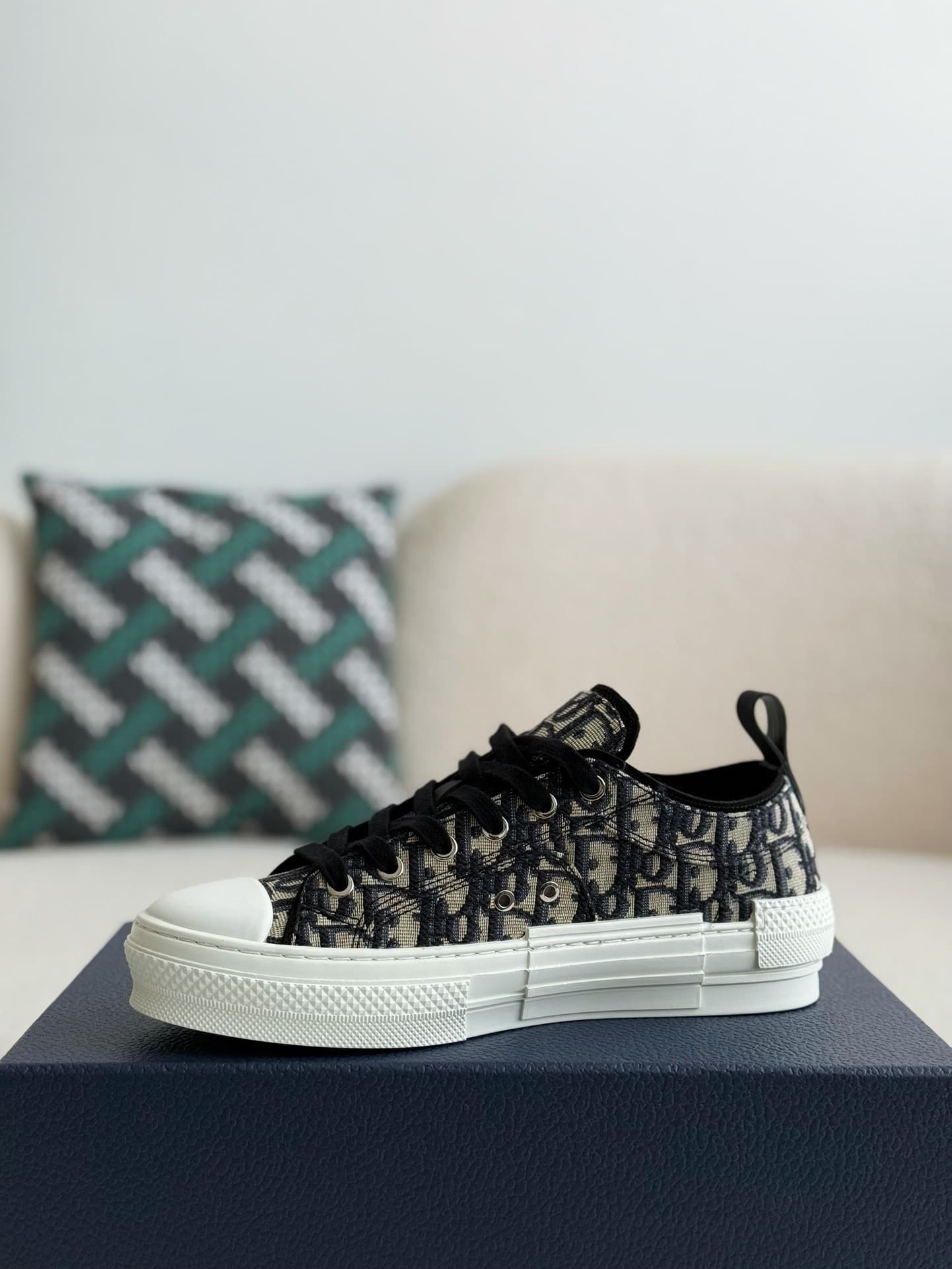DR B23 logo print low top sneakers