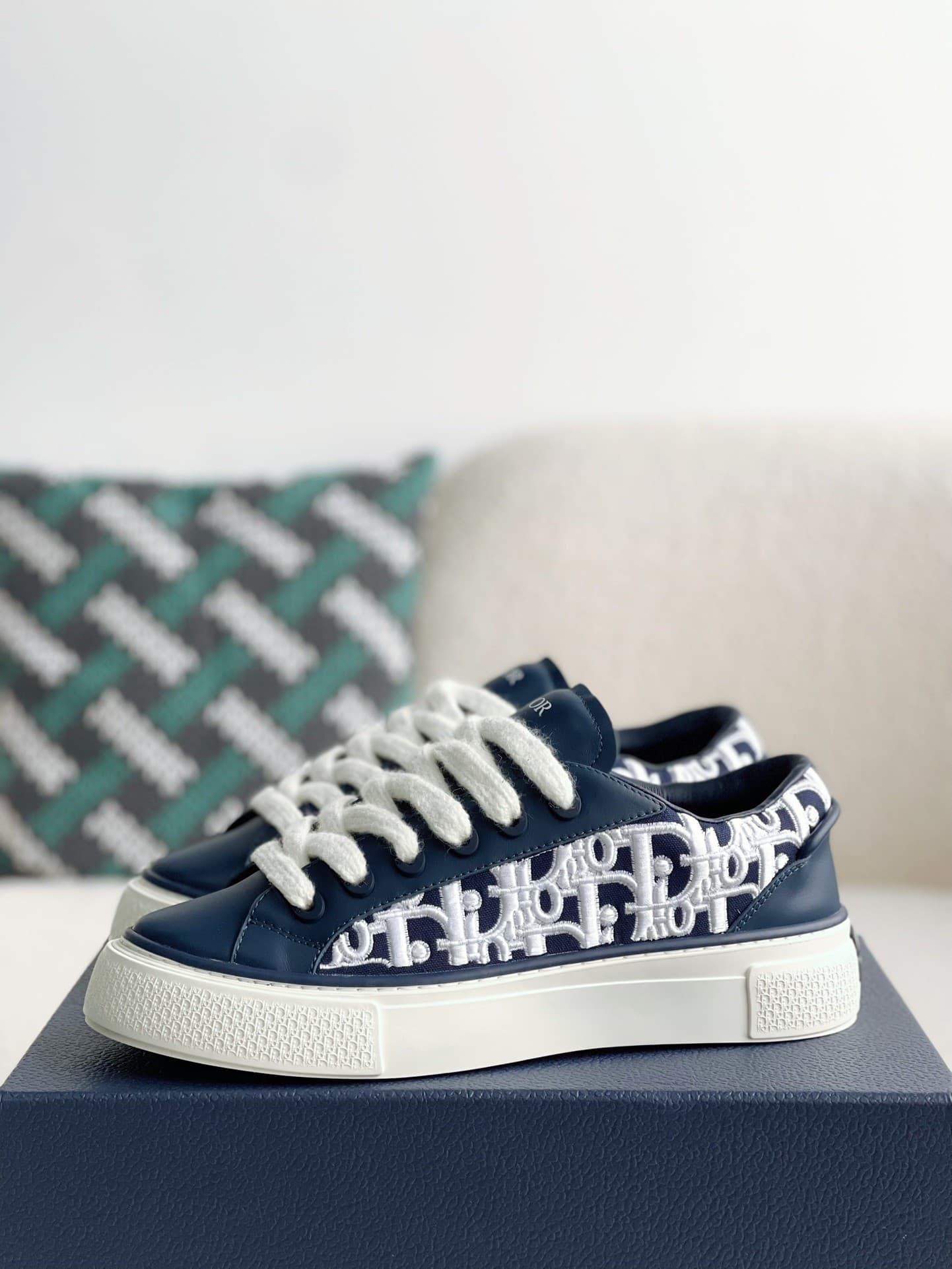 DR New B33 Sneaker