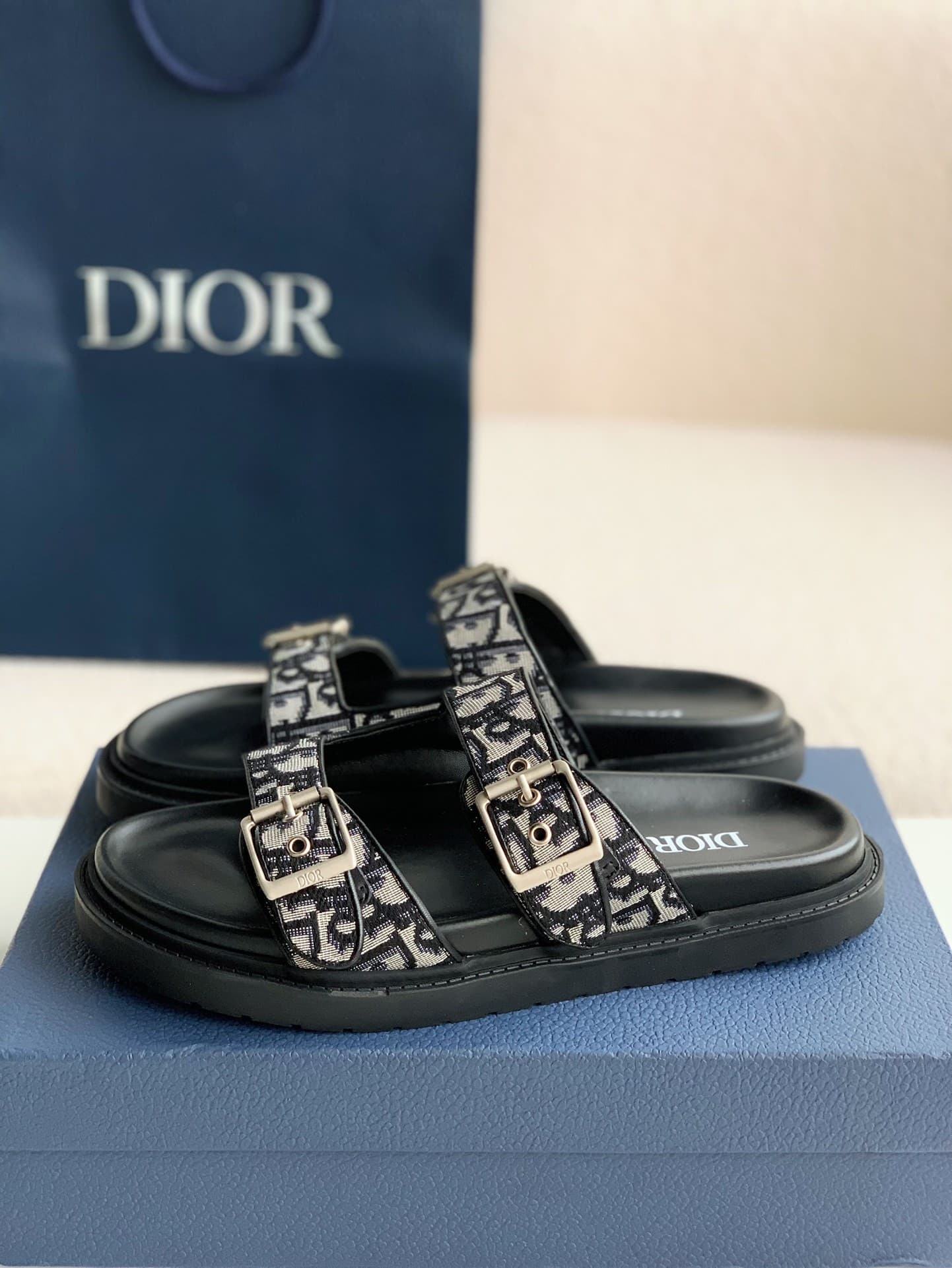 DR Classic B22 Clunky Sandals