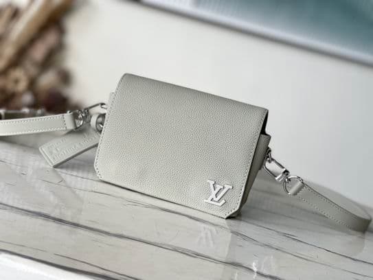 L X V Messenger Bags 17.3x12x7cm