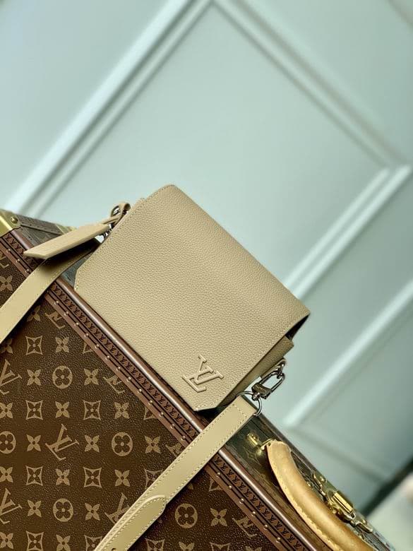 L X V Messenger Bags 17.3x12x7cm