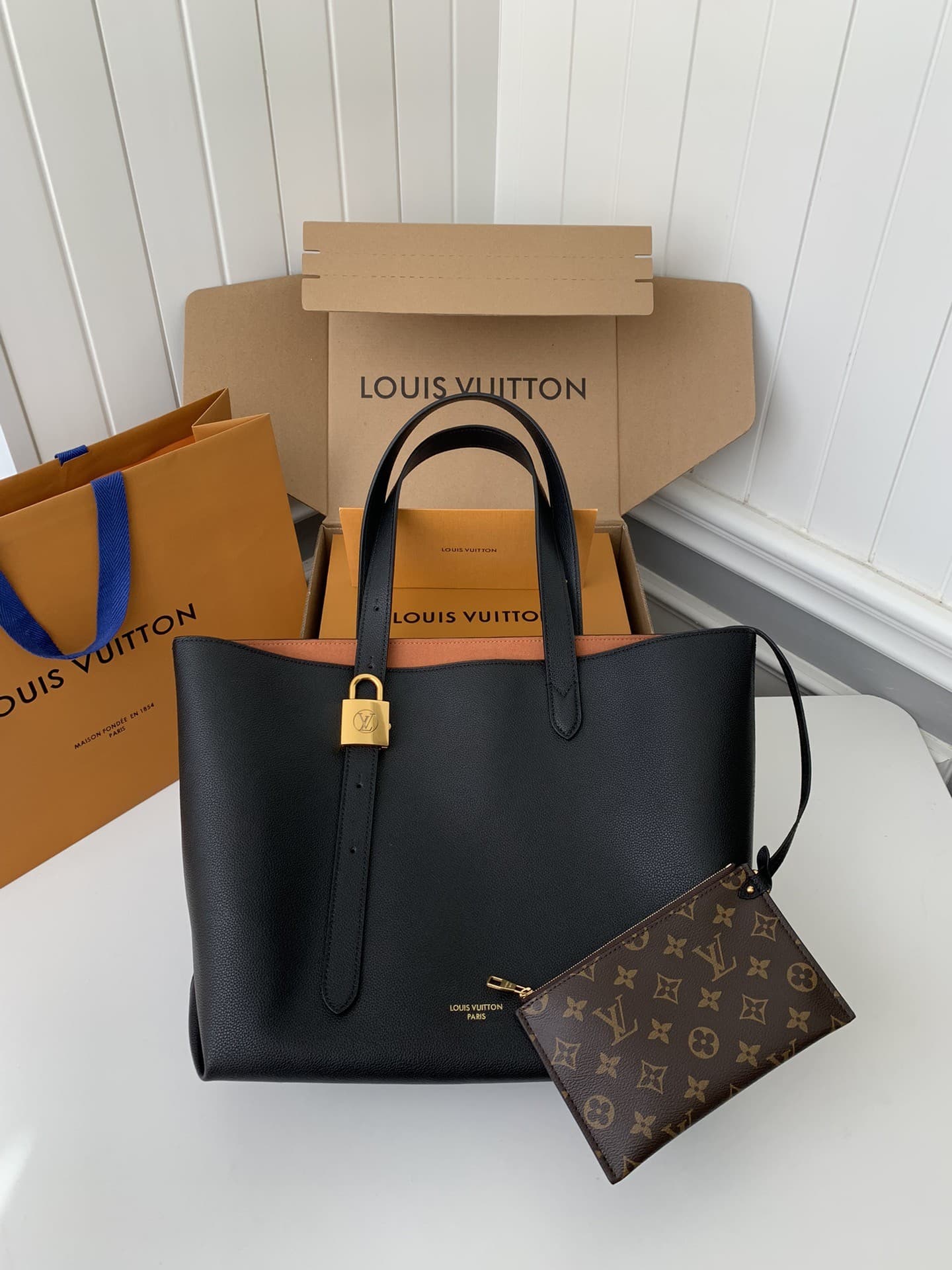 L X V Low Key Cabas Mid -number Handbag M25343 Size: 30*14*47cm