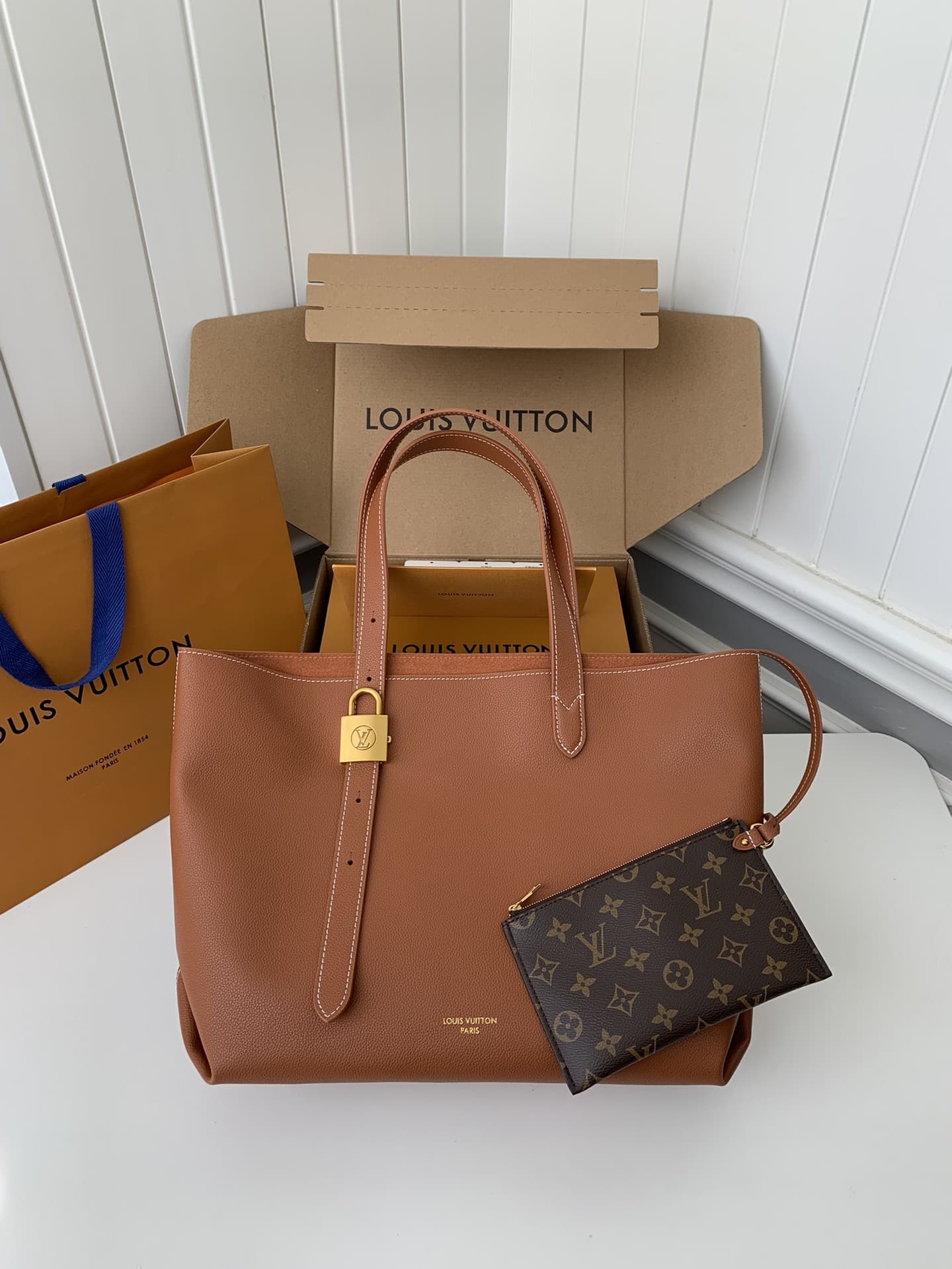 L X V Low Key Cabas Mid -number Handbag M25343 Size: 30*14*47cm