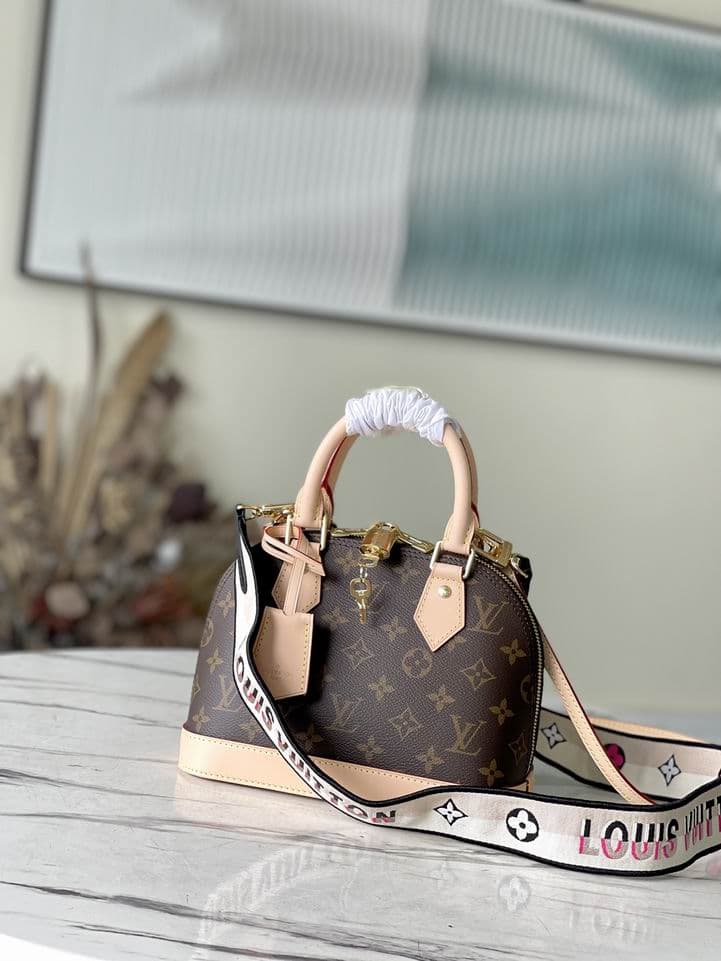L X V Bag 23.5x17.5zx11.5cm
