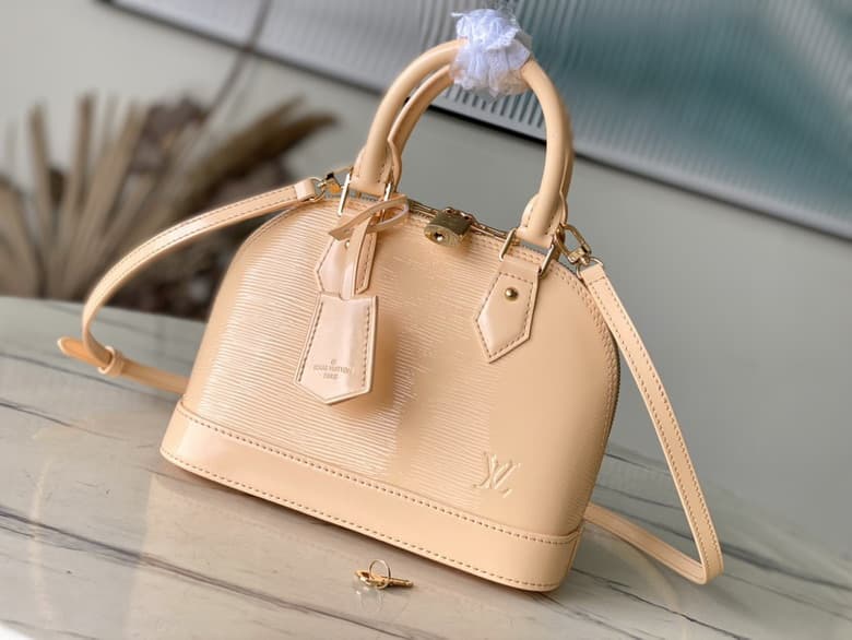 L X V Handbag 23.5x17.5zx11.5cm