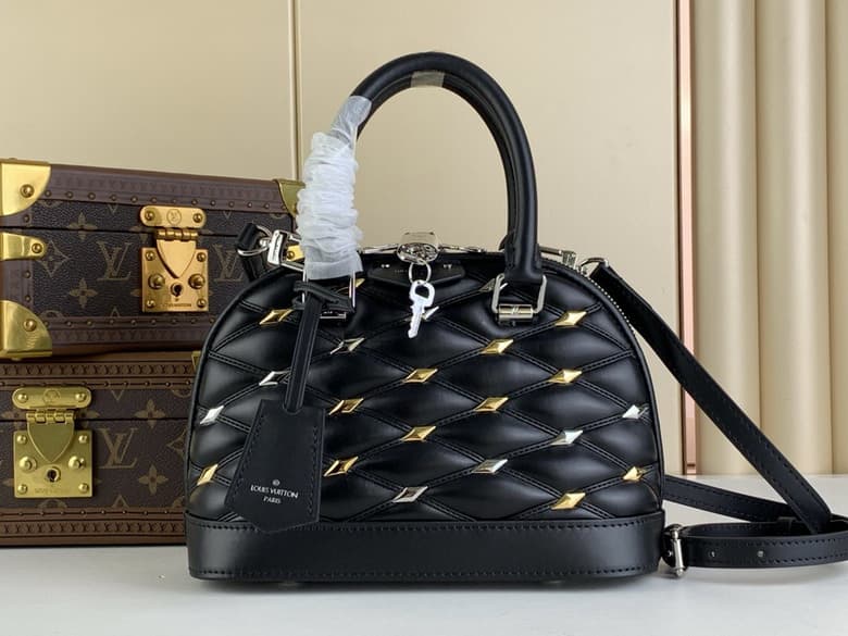 L X V Handbag 18x12x8cm