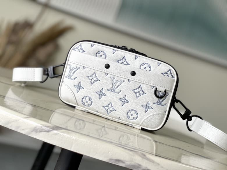 L X V Messenger Bags Size:18.5x11x6.5cm