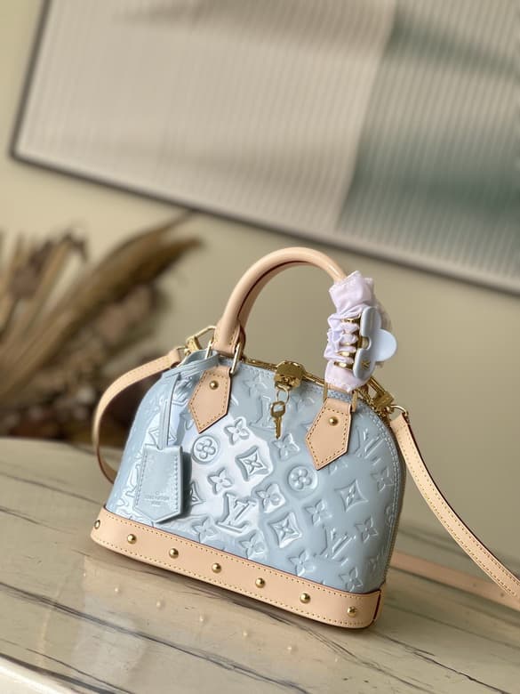 L X V Handbag 18x12x8cm