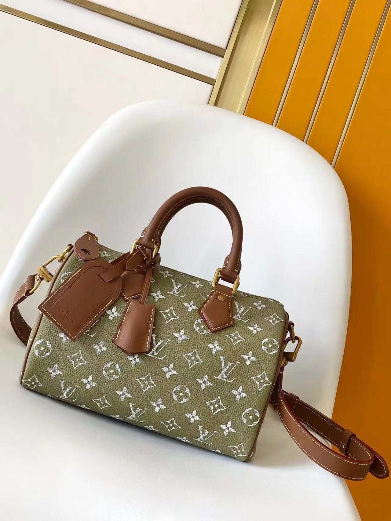 L X V M15241 Bandouliere 2025 25*15*15CM