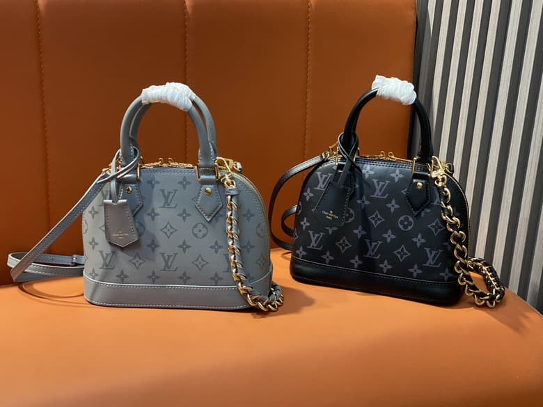 L X V Bag 23.5x17.5x11.5cm
