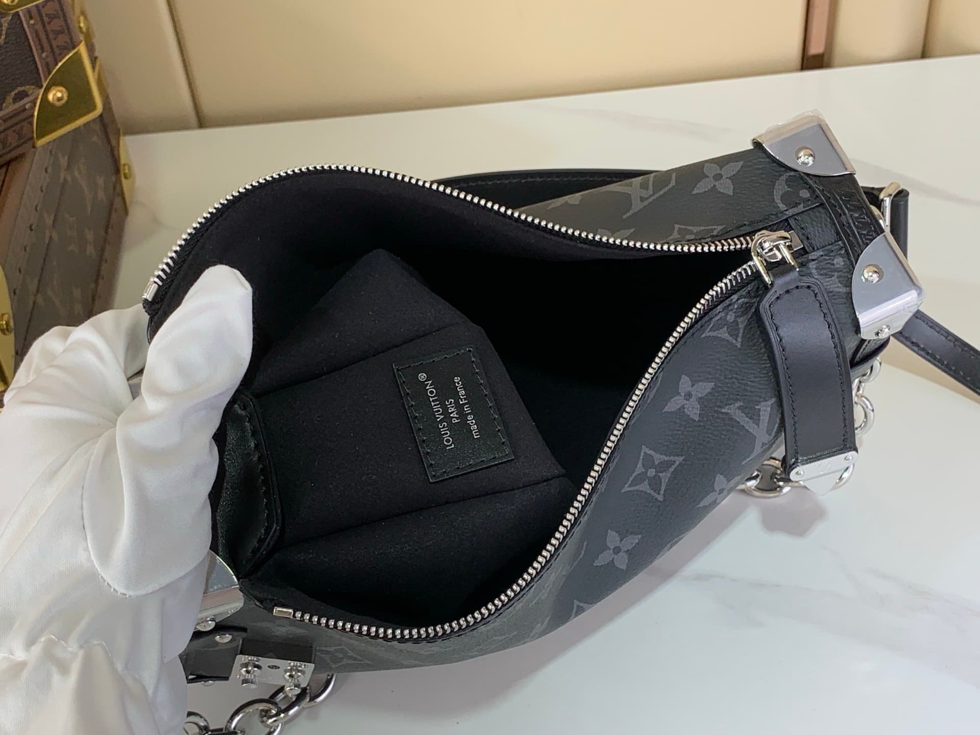 L X V Shoulder bag 28x7x15cm
