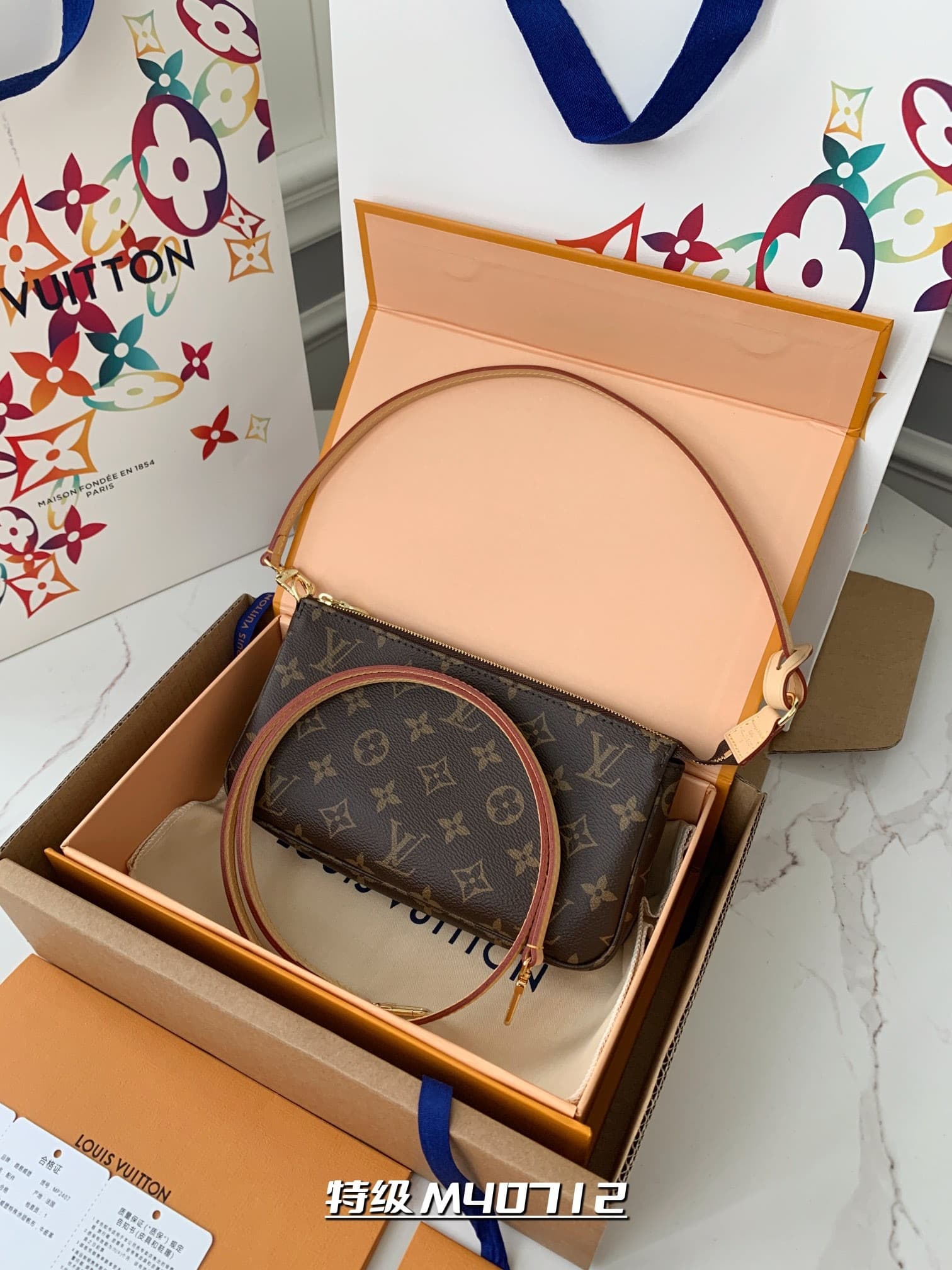 L X V M40712 23.5*13.5*4cm