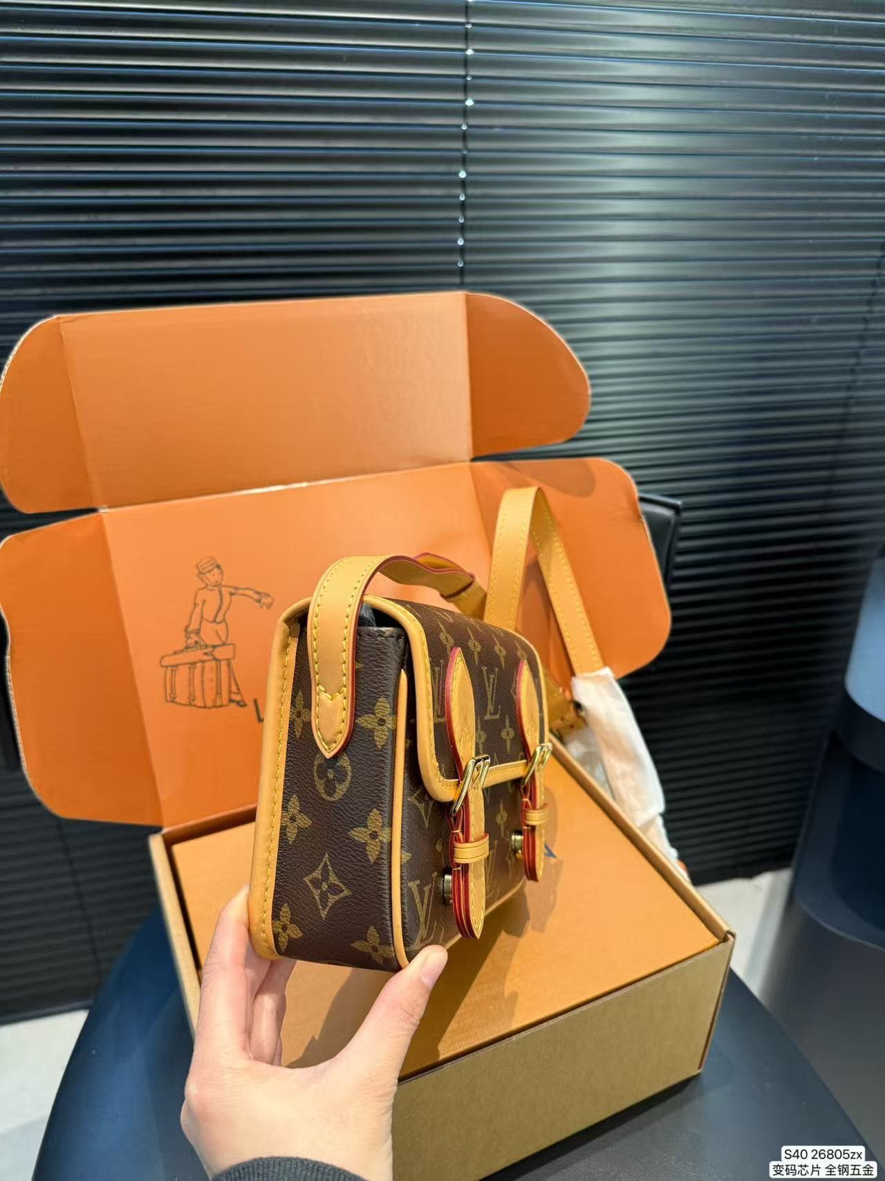 L X V SATCHEL M26805 15*6*19.5CM