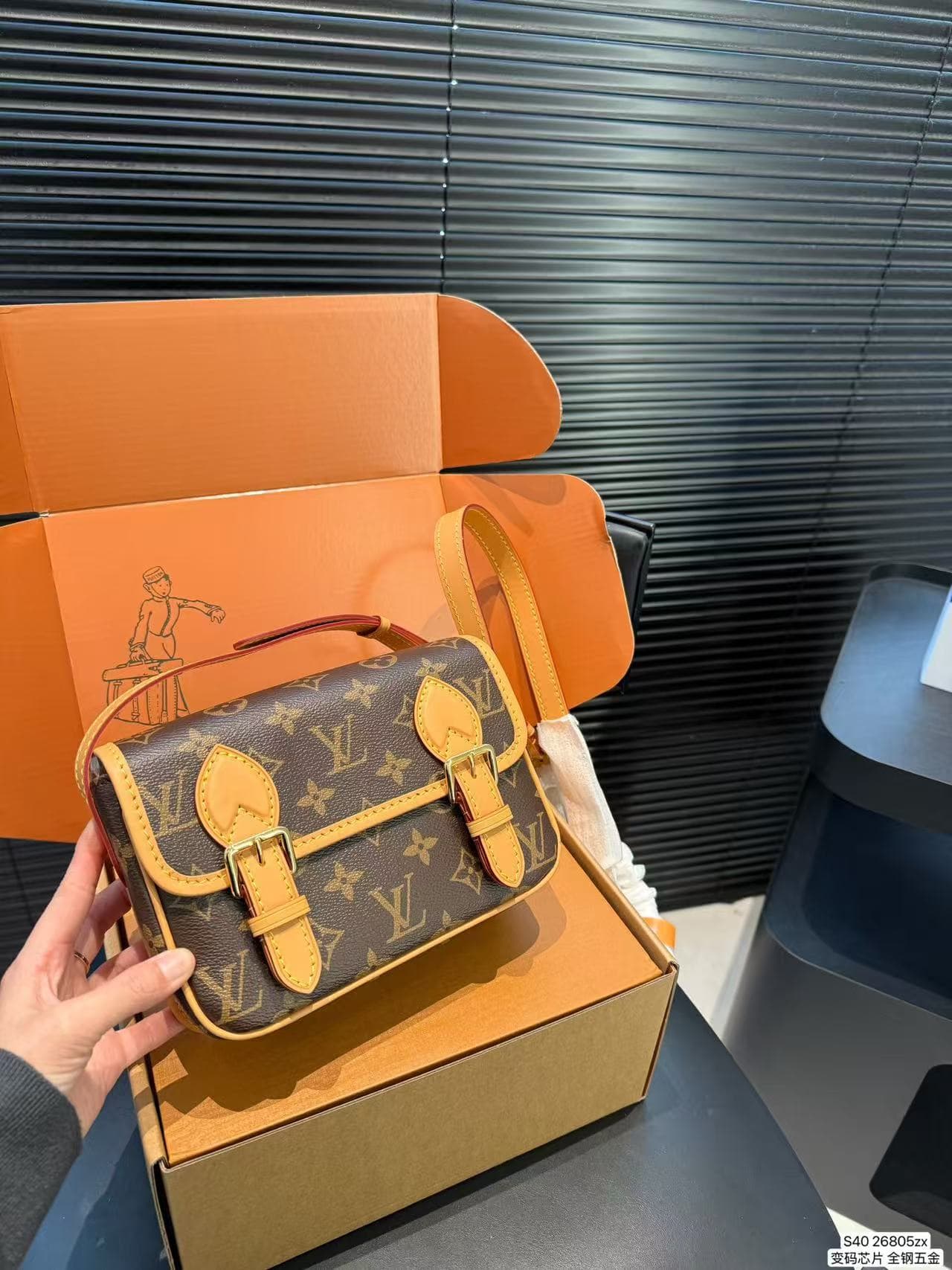 L X V SATCHEL M26805 15*6*19.5CM