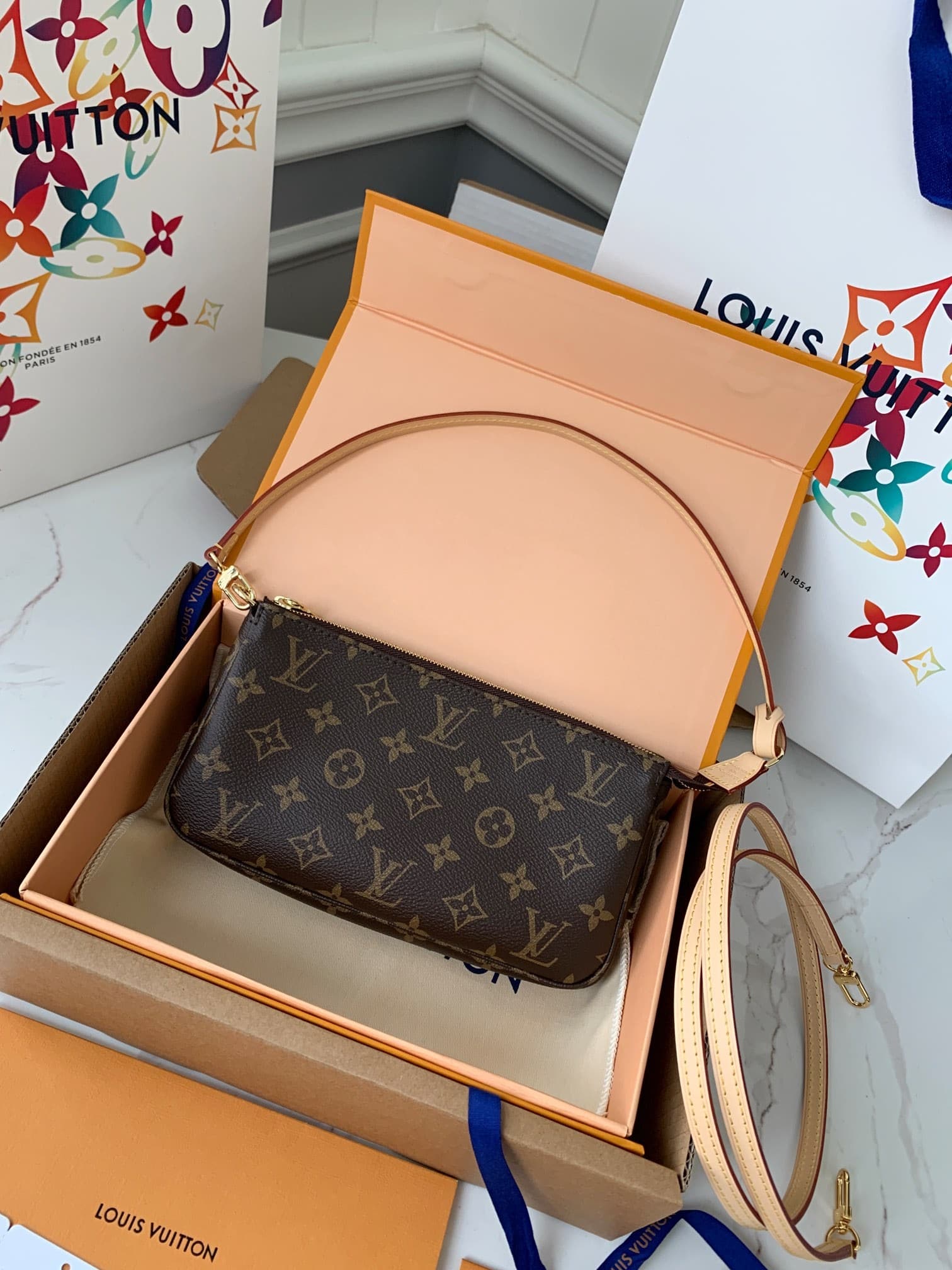 L X V M40712 23.5*13.5*4cm