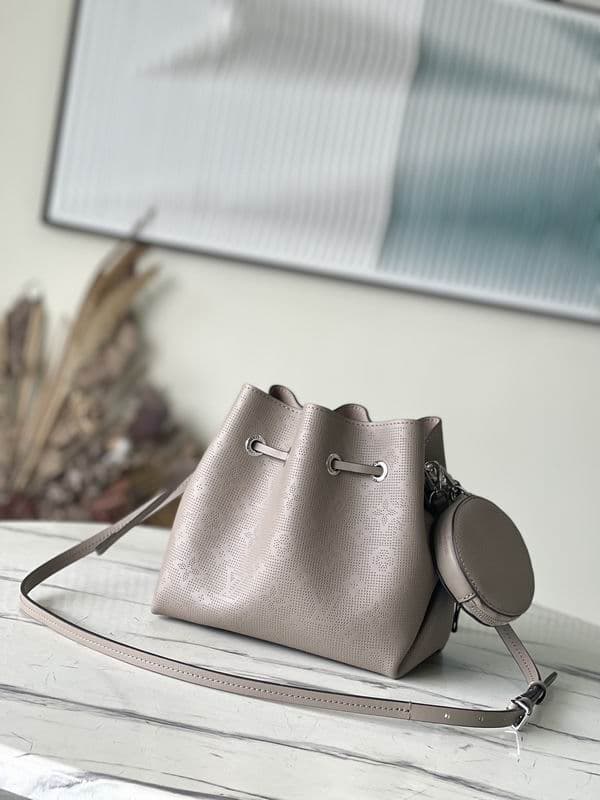 L X V Shoulder bag 22x14x19cm(Multiple colors)