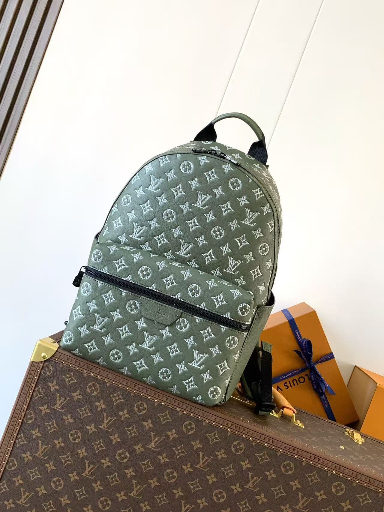 L X V DISCOVERY Backpack 29*38*20CM(Multiple colors)