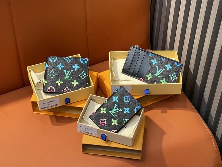 L X V CARD HOLDER/Wallets(Multiple sizes)