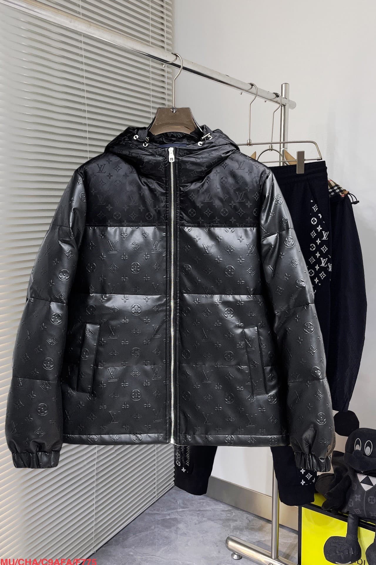 L X V LOGO Down Jacket 2025