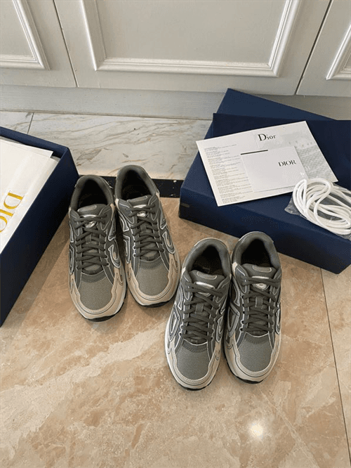 DR B30 Sneakers