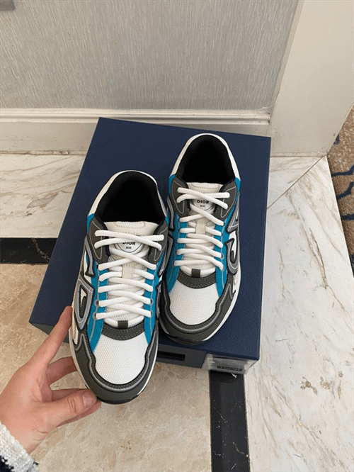 DR B30 Sneakers