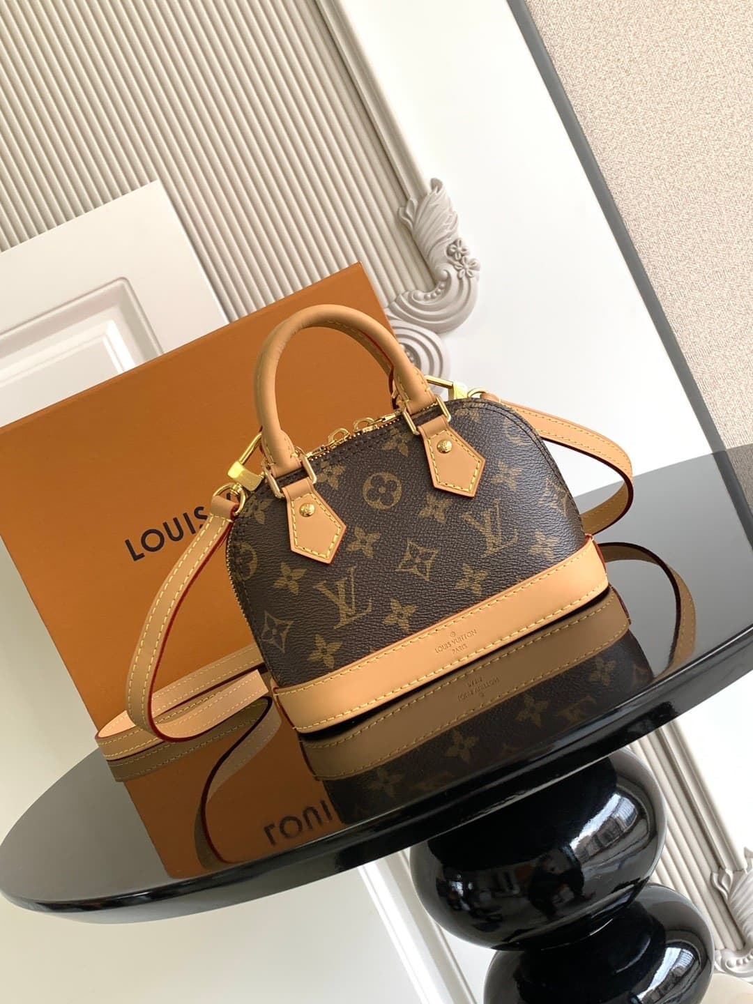 L X V Handbag 18x12x8cm(Multiple colors)
