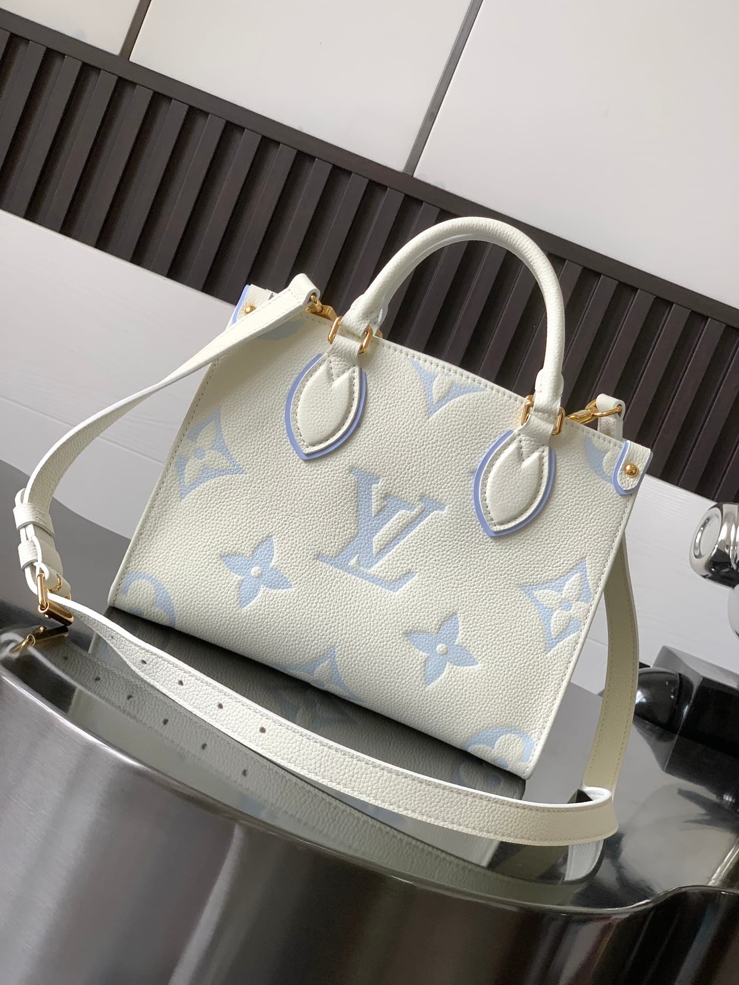 L X V ONTHEGO 25x19x11.5cm