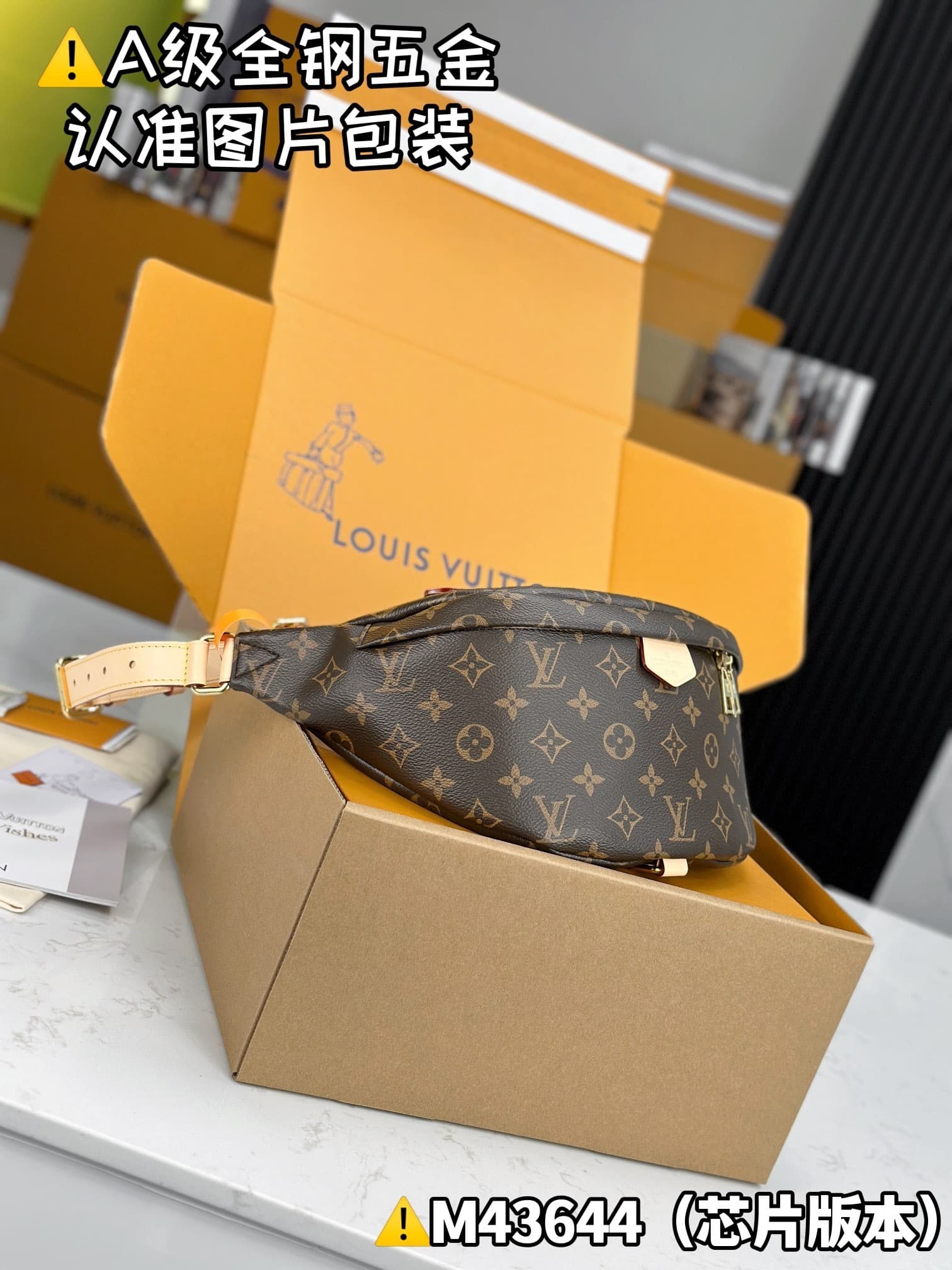 L X V Pockets M43644 37x14x13cm