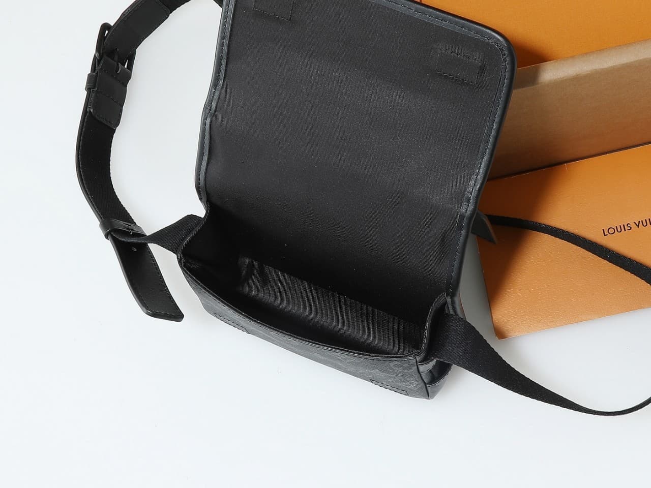 L X V Messenger Bags M12599 19x12x7cm