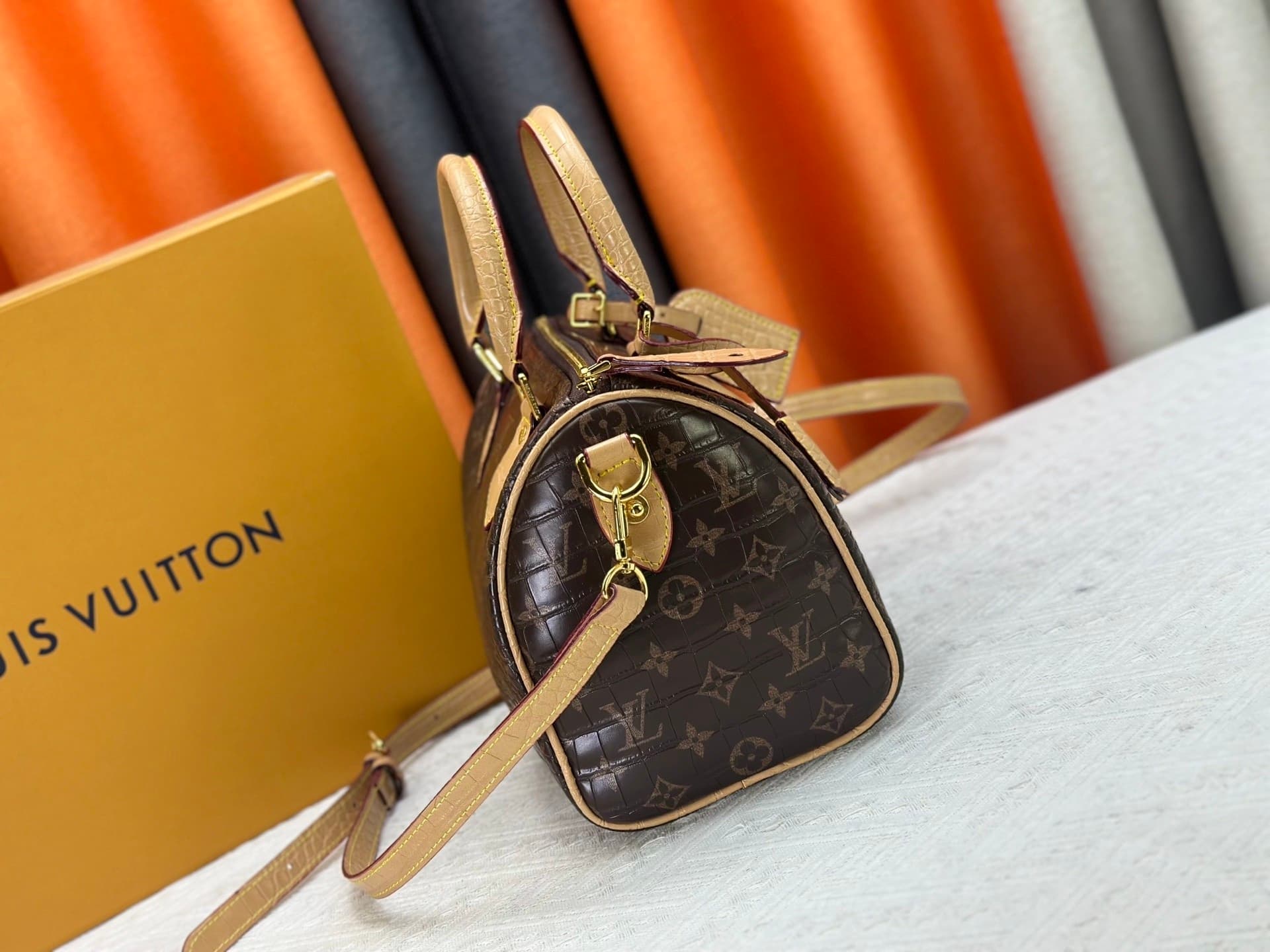 L X V Handbag 25x15x15cm