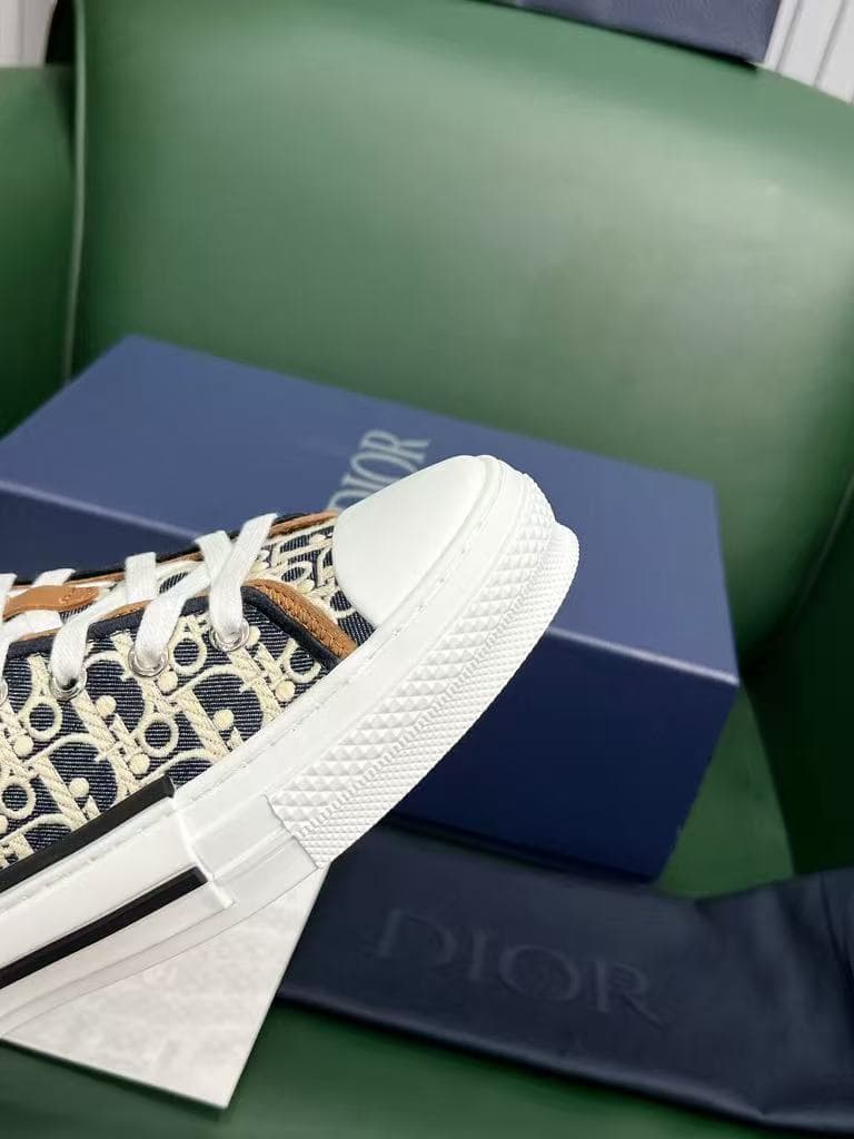 DR B23 oblique Sneaker