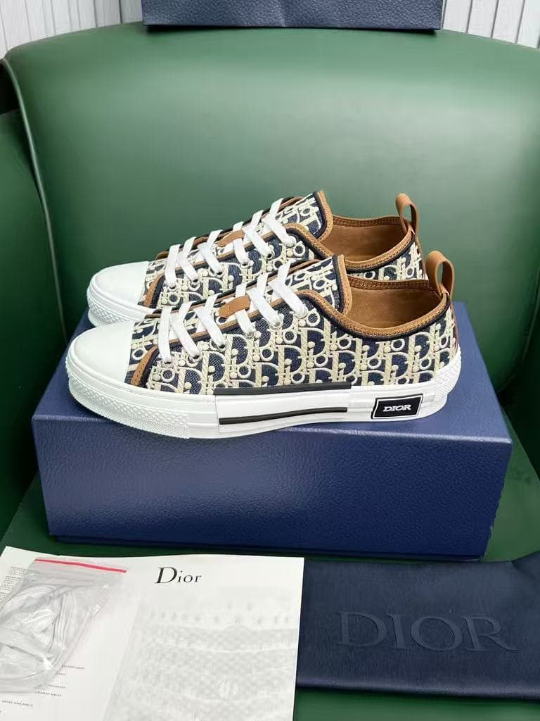DR B23 oblique Sneaker