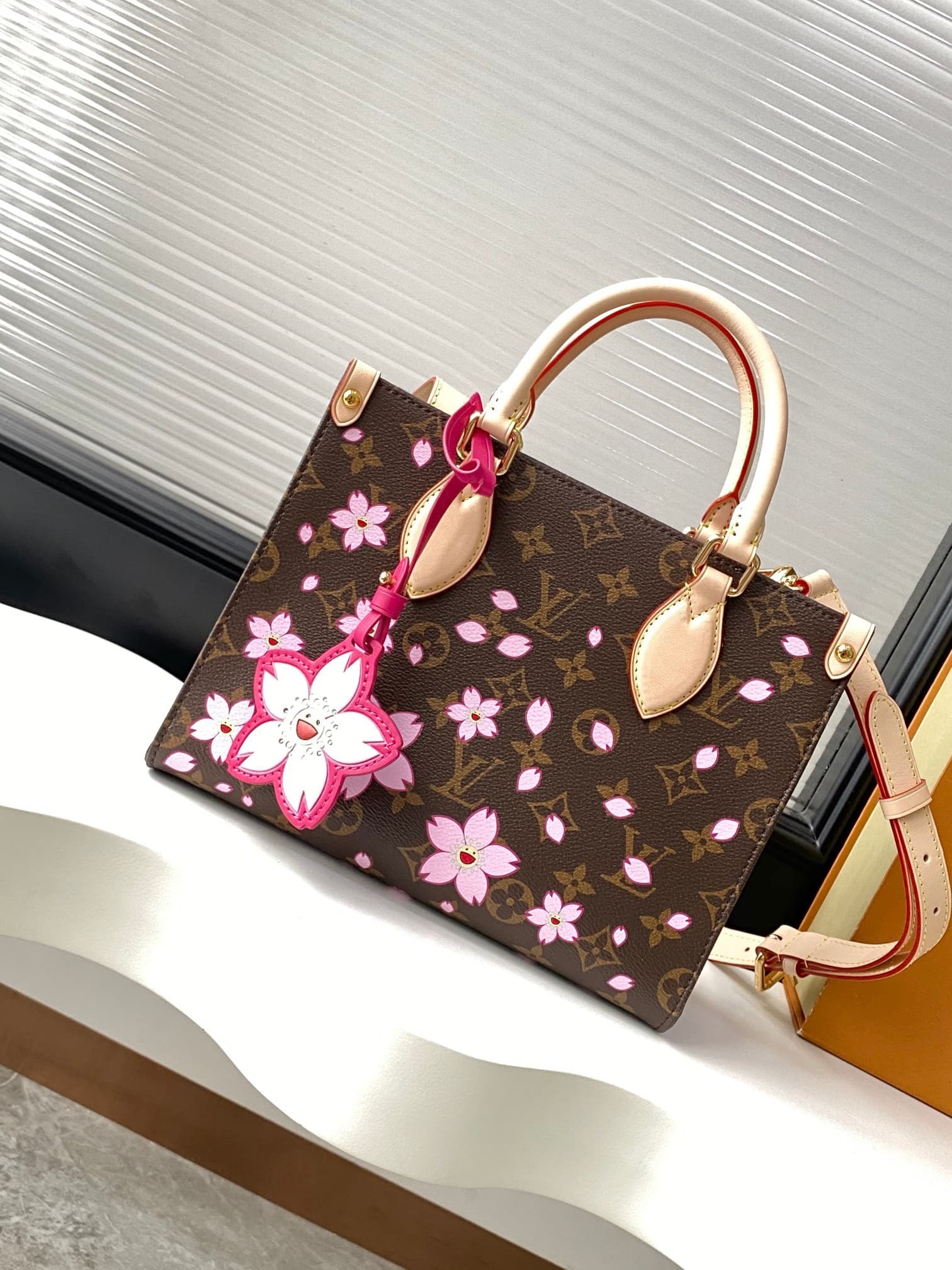 L X V ONTHEGO 25x19x11.5cm
