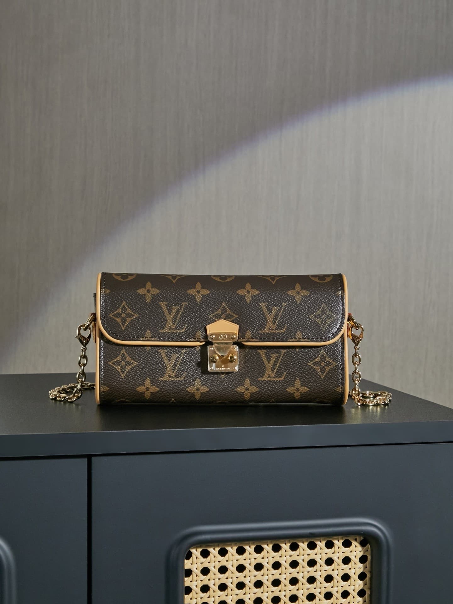 L X V Pochette Clle M13566 11x6x20.5cm