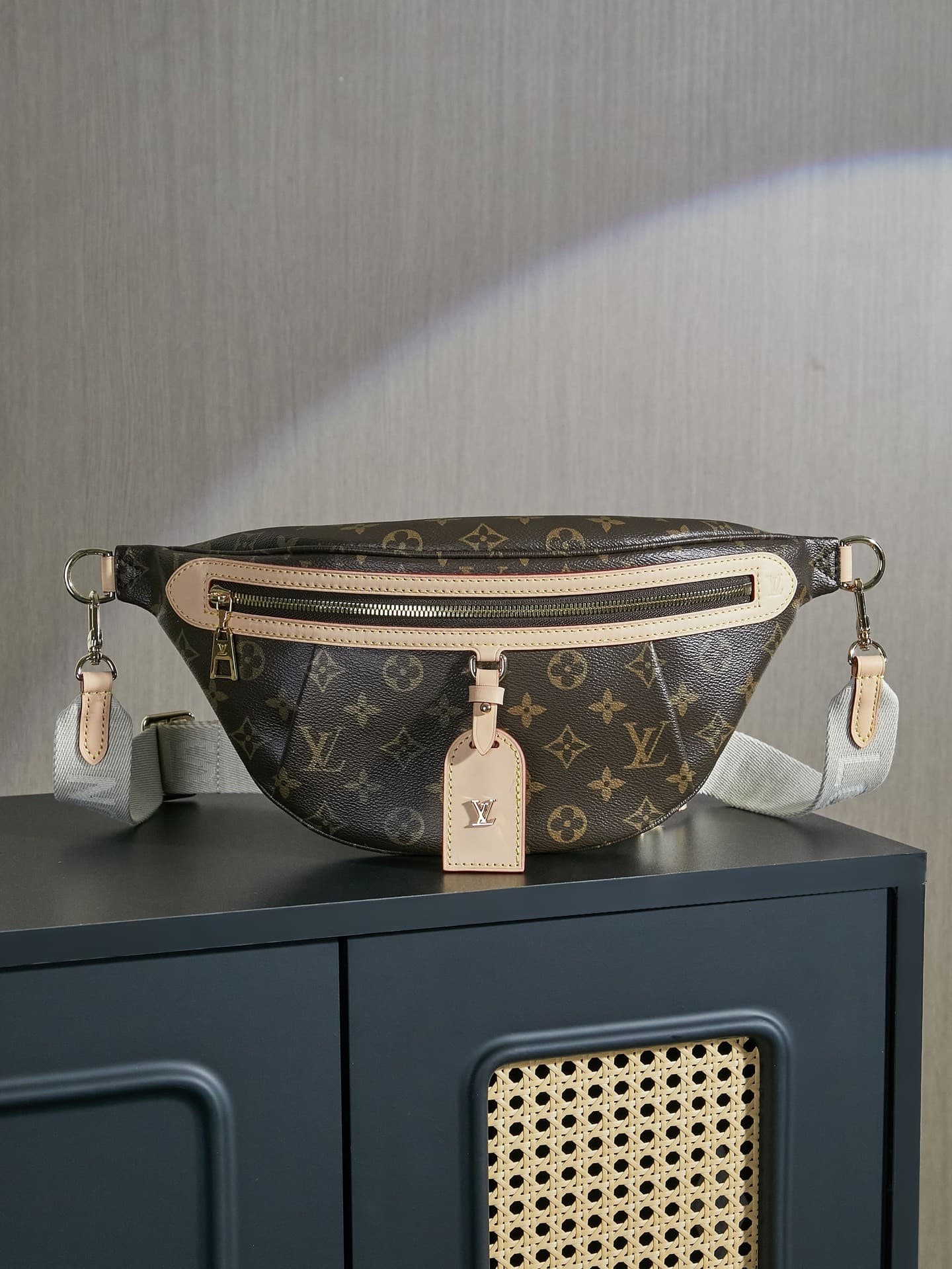 L X V Bumbag Pockets 38x16x8cm