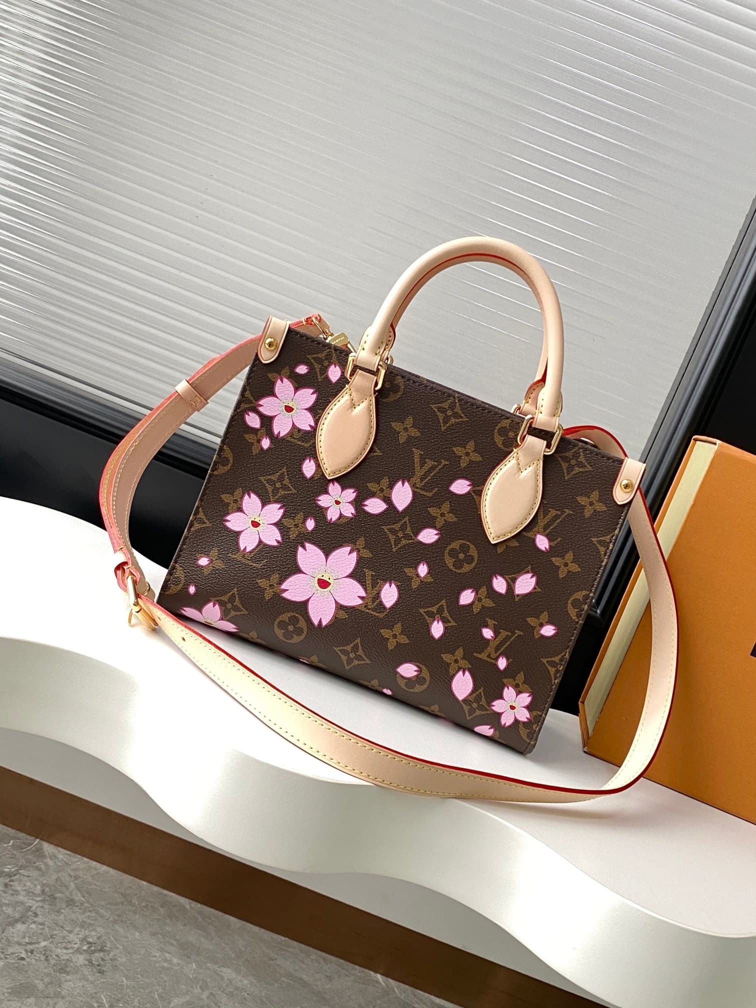 L X V ONTHEGO 25x19x11.5cm