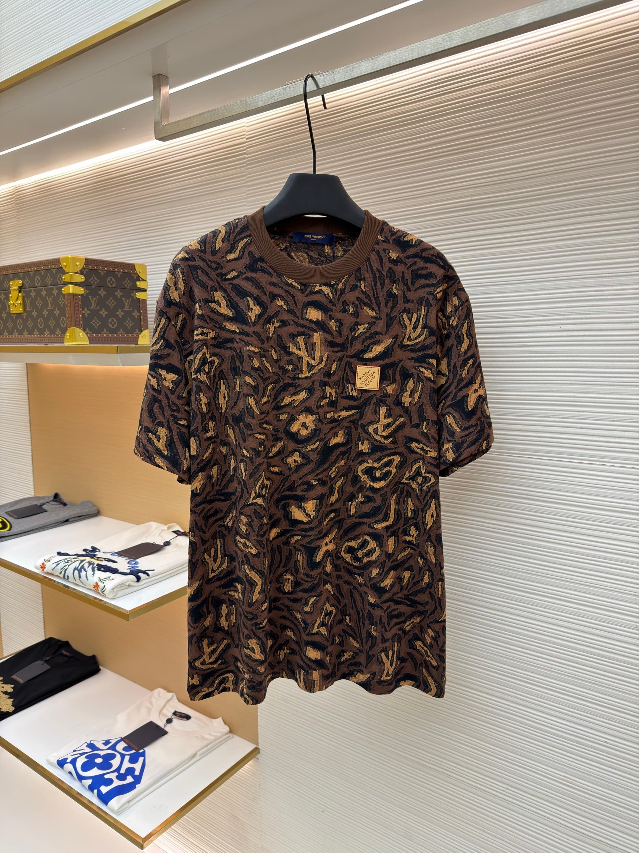 L X V T-shirt