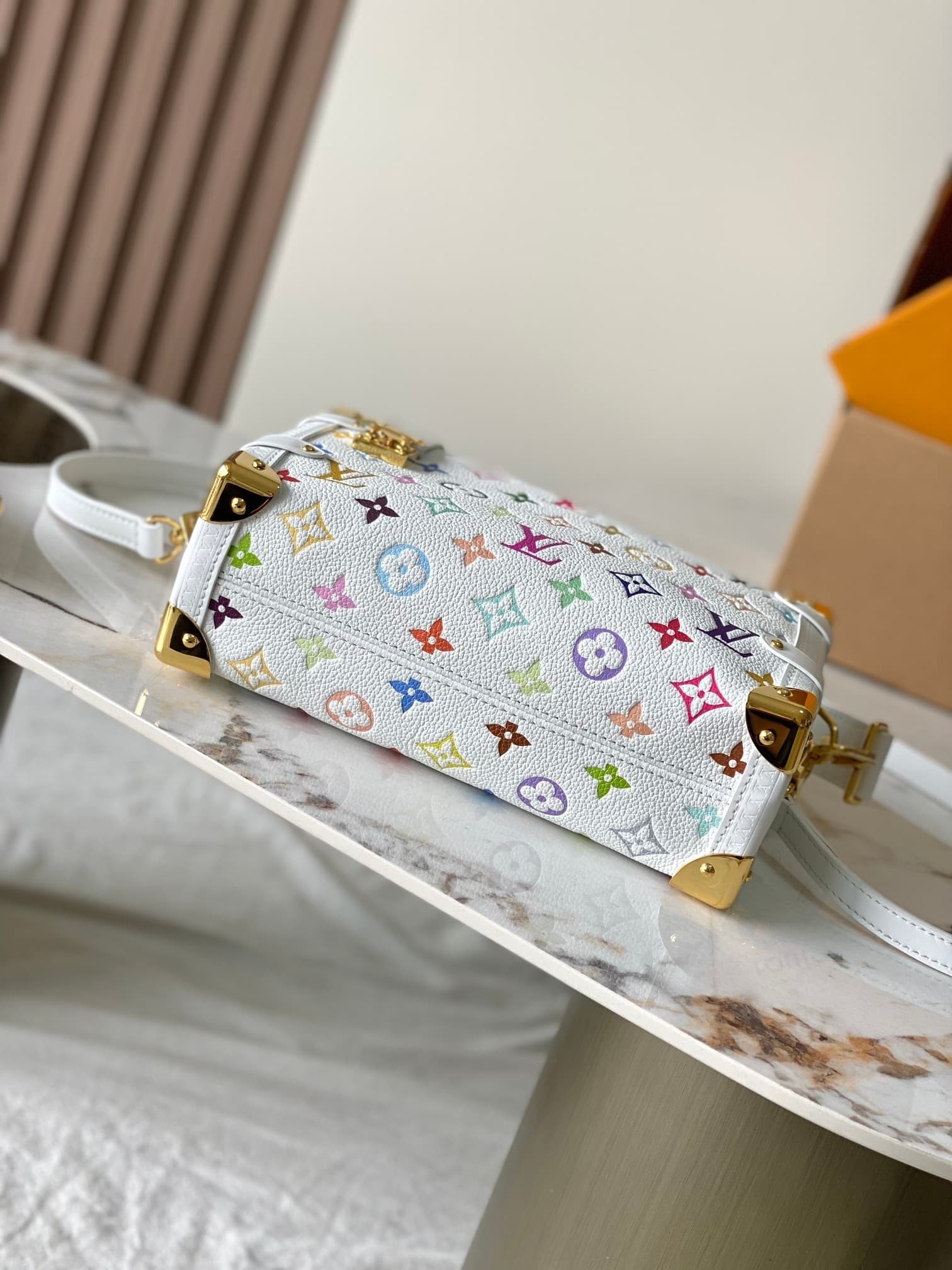 L X V women's crossbody bag M14046 23.5x16x8.5cm