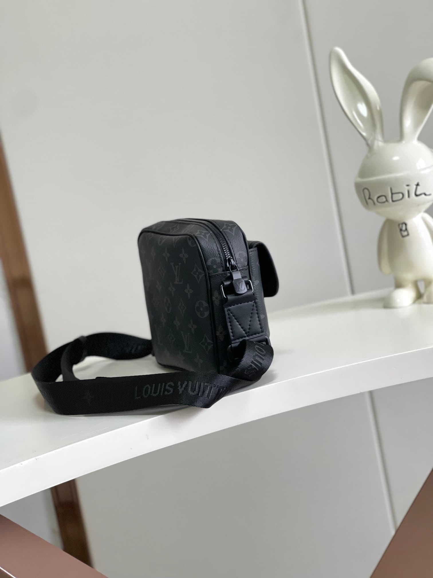 L X V Getaway Messenger Bags M12518 17x7.8x18cm