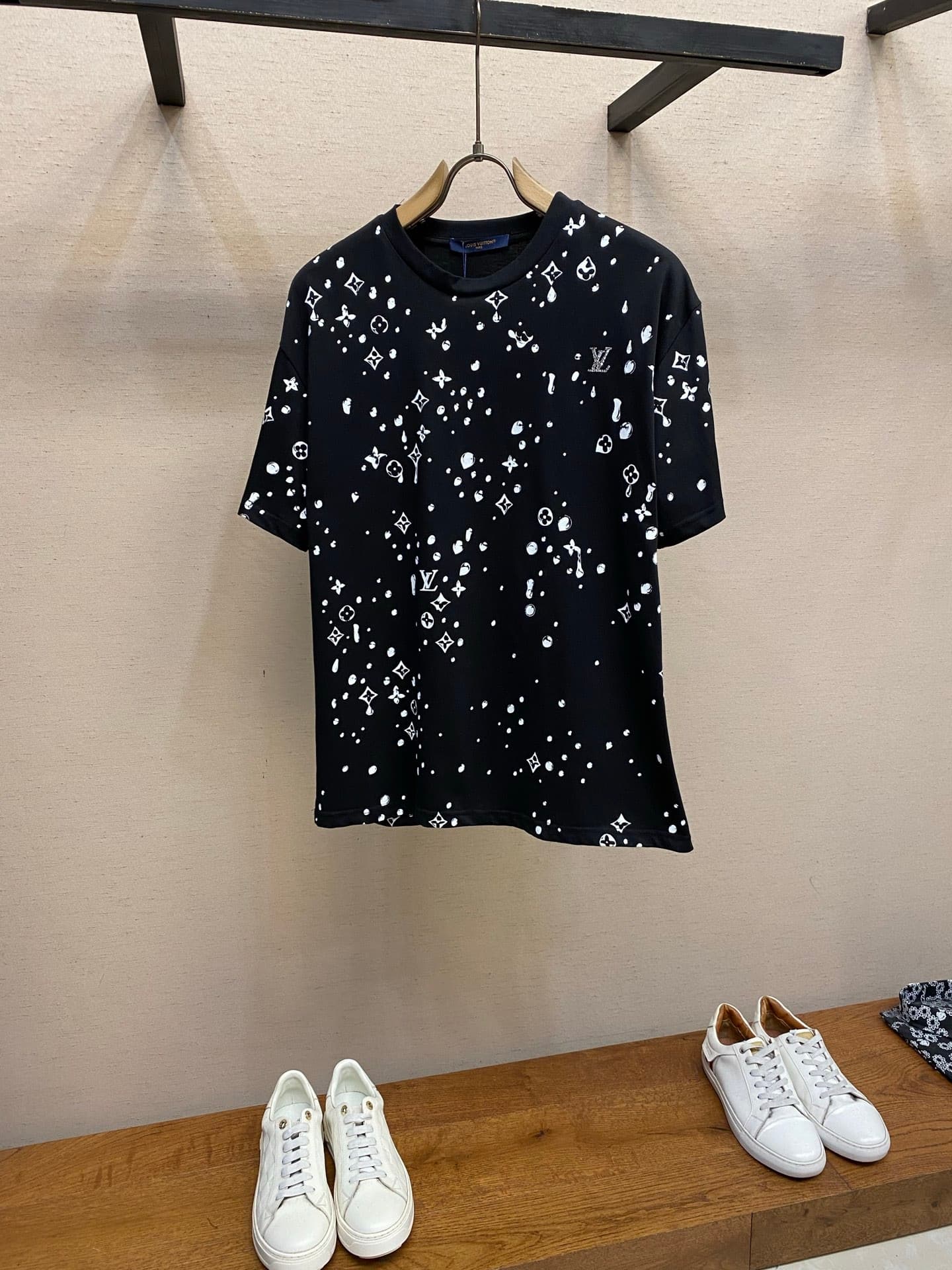 L X V T-shirt