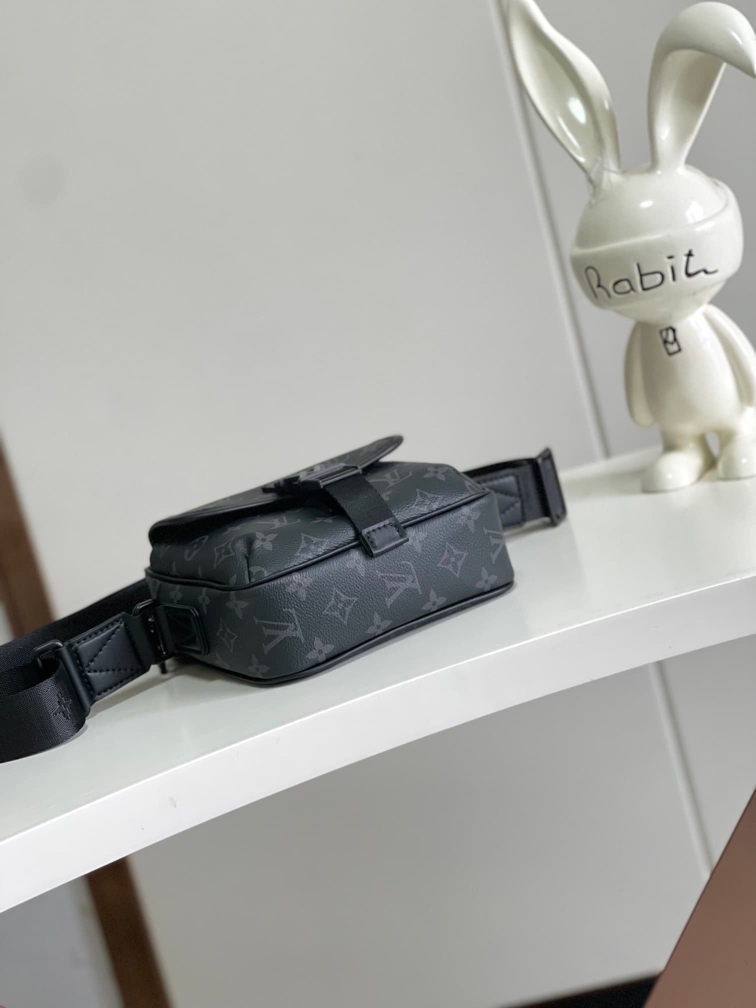 L X V Getaway Messenger Bags M12518 17x7.8x18cm