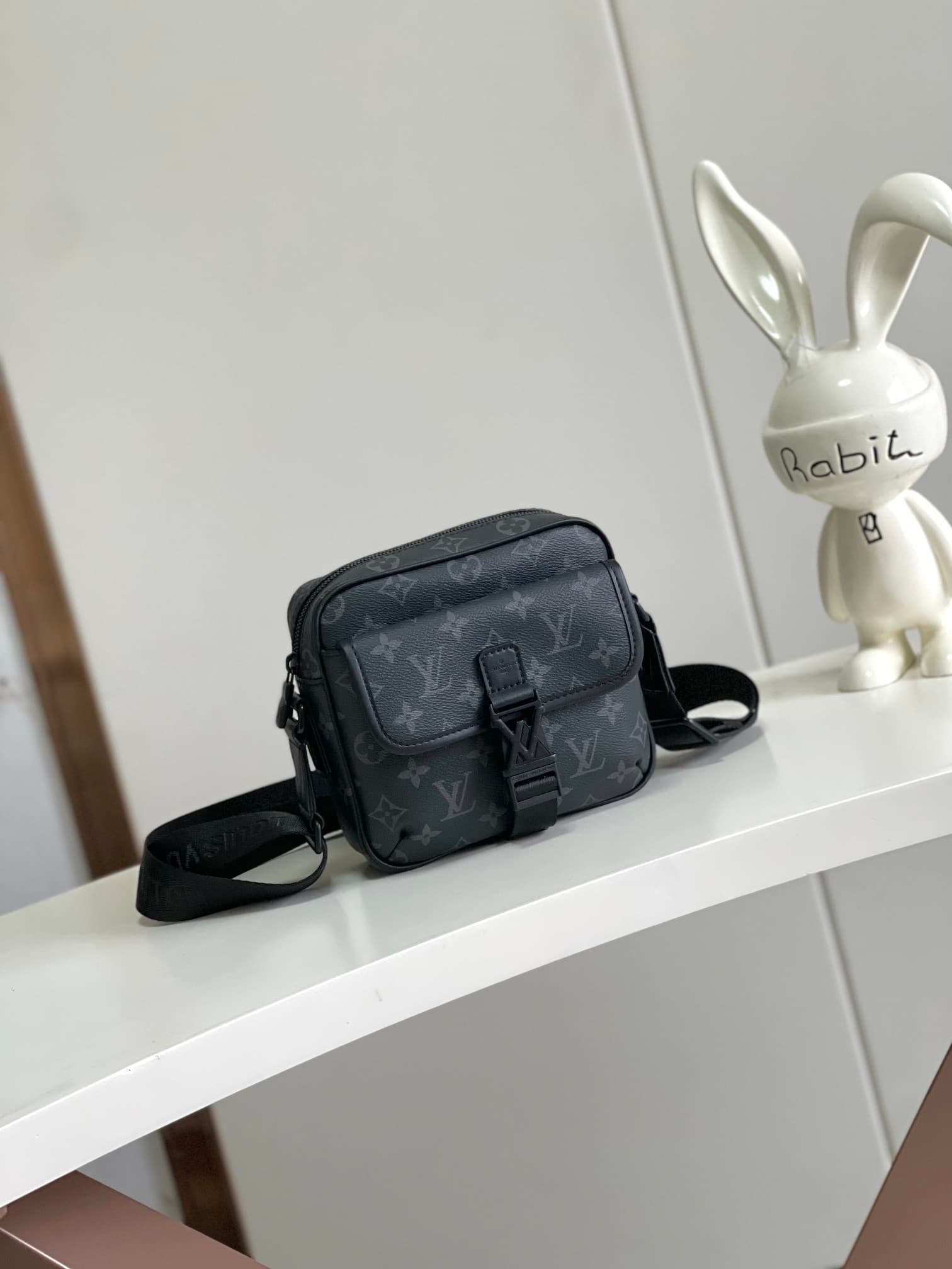 L X V Getaway Messenger Bags M12518 17x7.8x18cm
