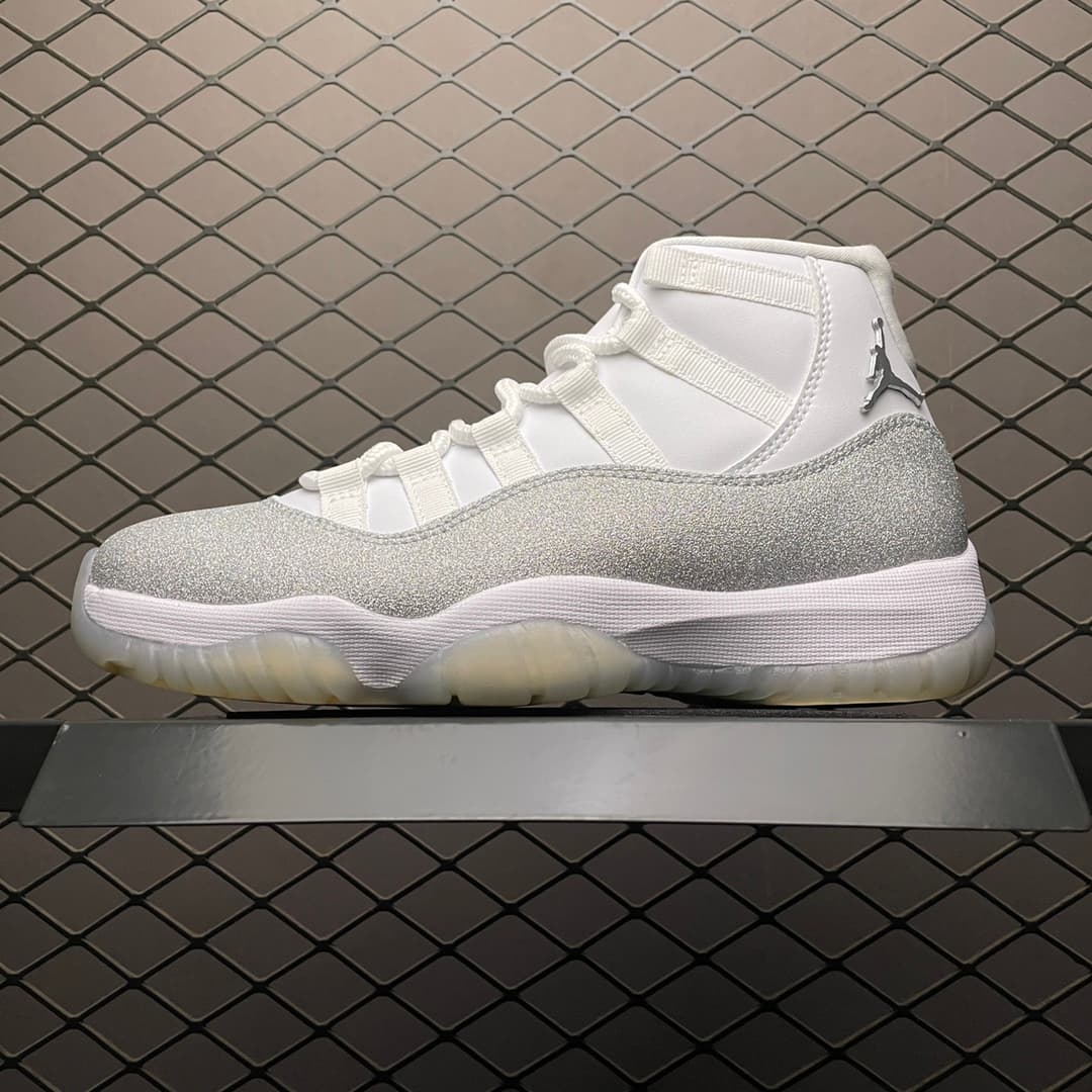 JRD 11 Retro White Metallic Silver AR0715-100