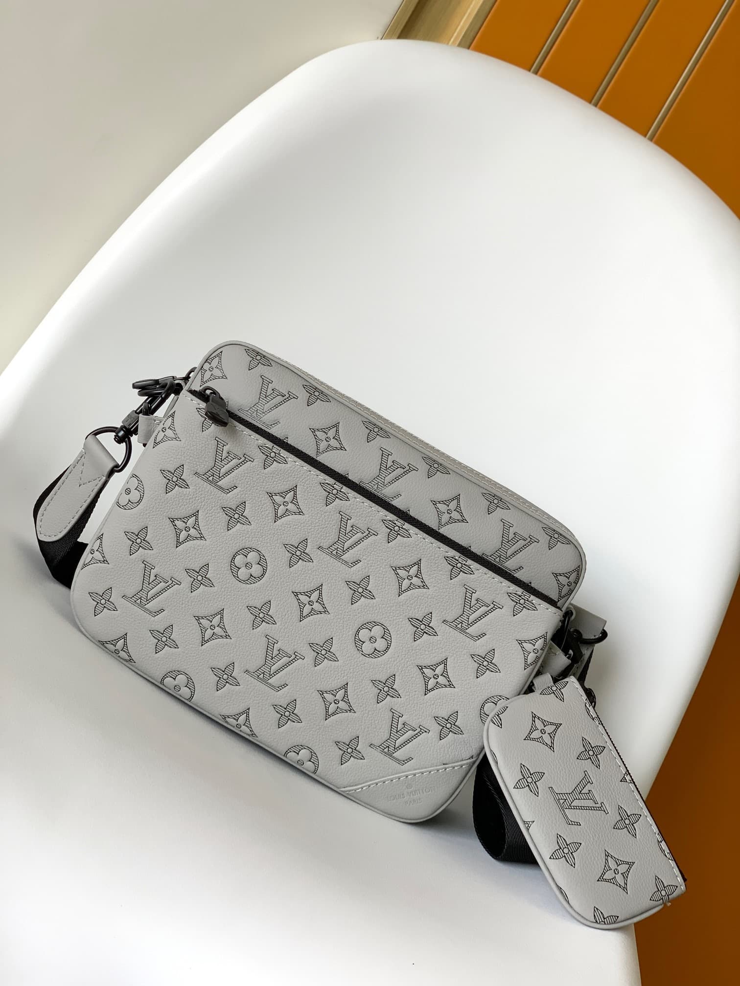 L X V M46603 Size:25*18.5*7CM