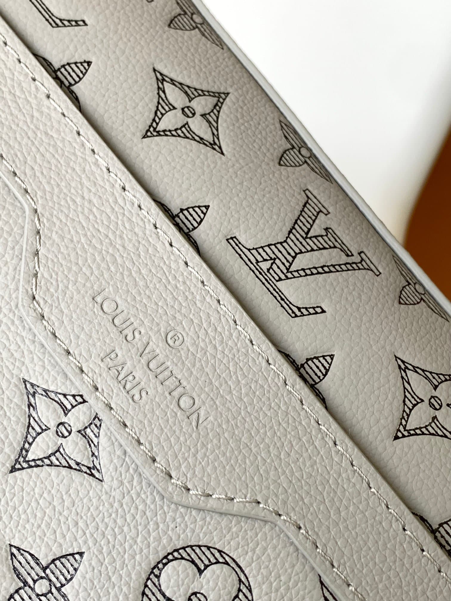 L X V M46603 Size:25*18.5*7CM
