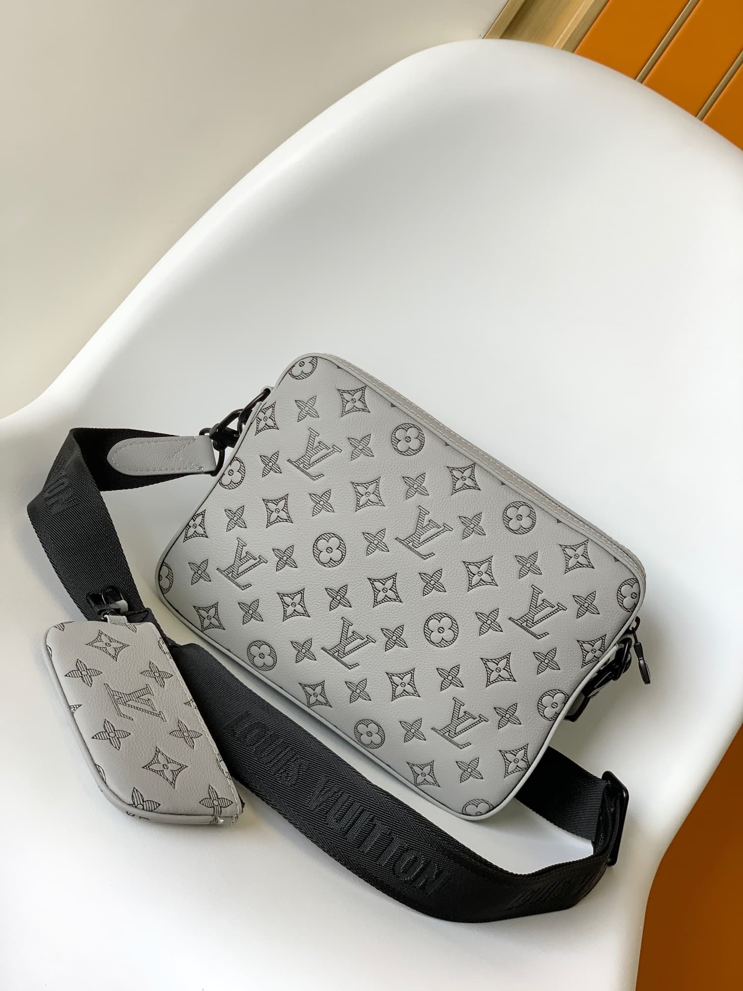 L X V M46603 Size:25*18.5*7CM